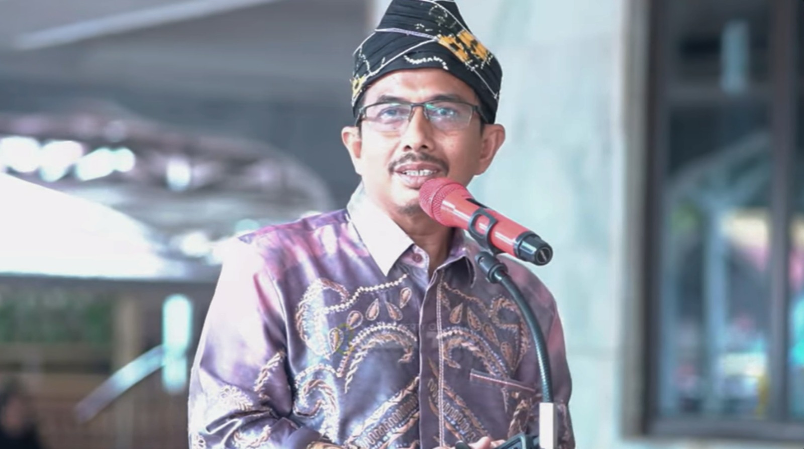 BERSUARA: Anggota DPRD HST Supriadi mendesak Pemkab HST membantu perbaikan Masjid Keramat Pelajau, Pandawan, HST.