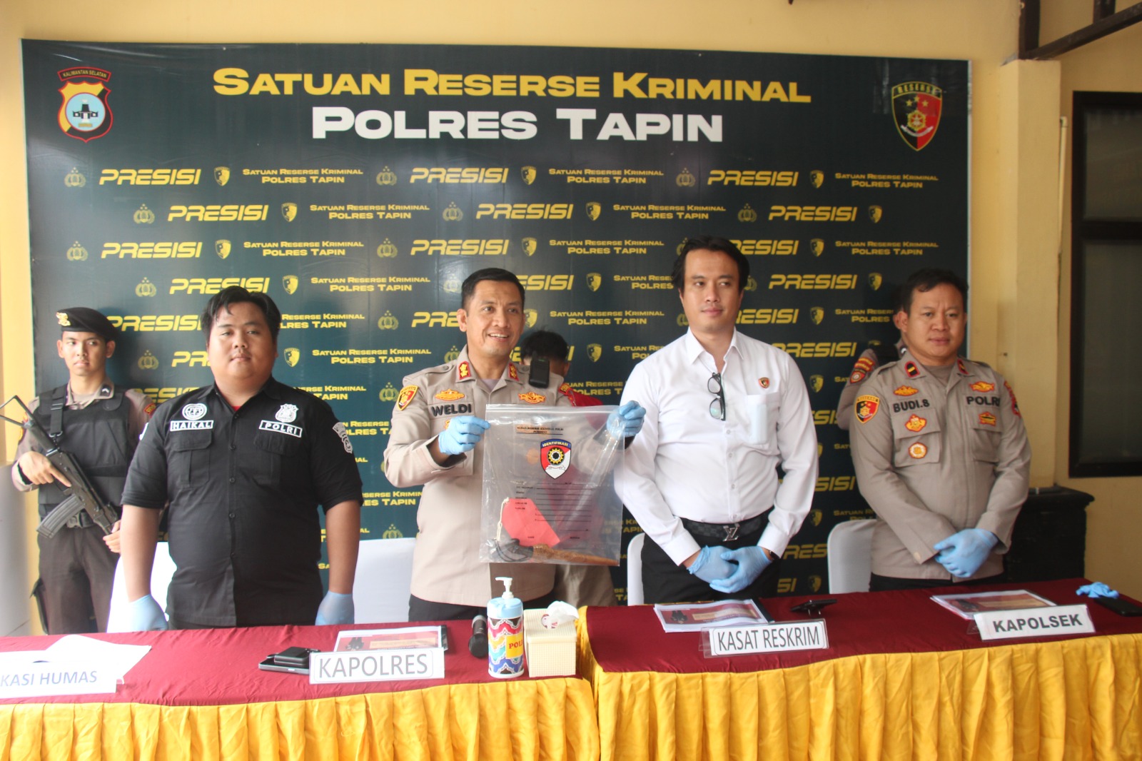 EKSPOSE KASUS: Kapolres Tapin AKBP Weldi Rozika keterangan terkait cekcok berujung maut di RTH Rantau. Satu pengamen anak punk tewas, satunya lagi luka berat.