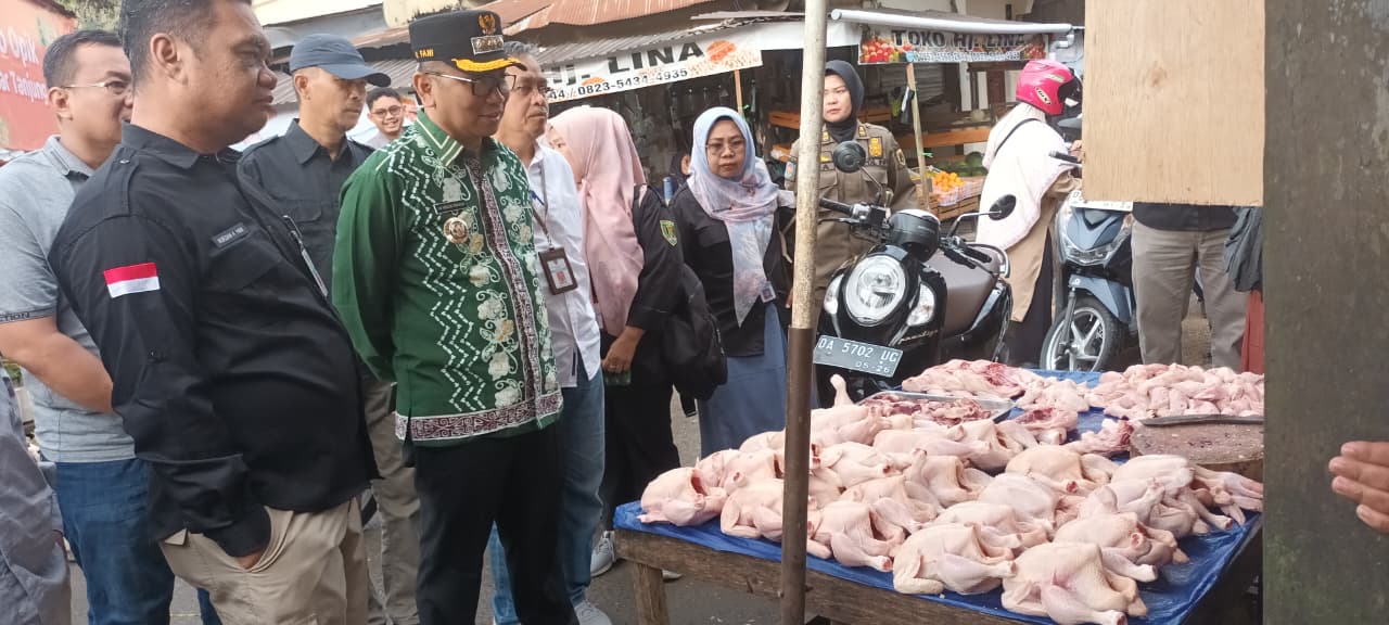 AYAM RAS: Bupati Tabalong Muhammad Noor Rifani dan TPID Tabalong memonitor fluktuasi harga ayam ras di Pasae Tanjung.