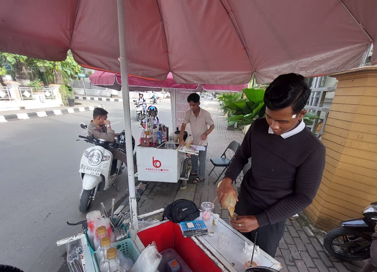 USAHA MINUMAN: Pelaku UMKM di HST meminta pemerintah pusat agar tak buru-buru memutuskan kebijakan redenominasi rupiah.