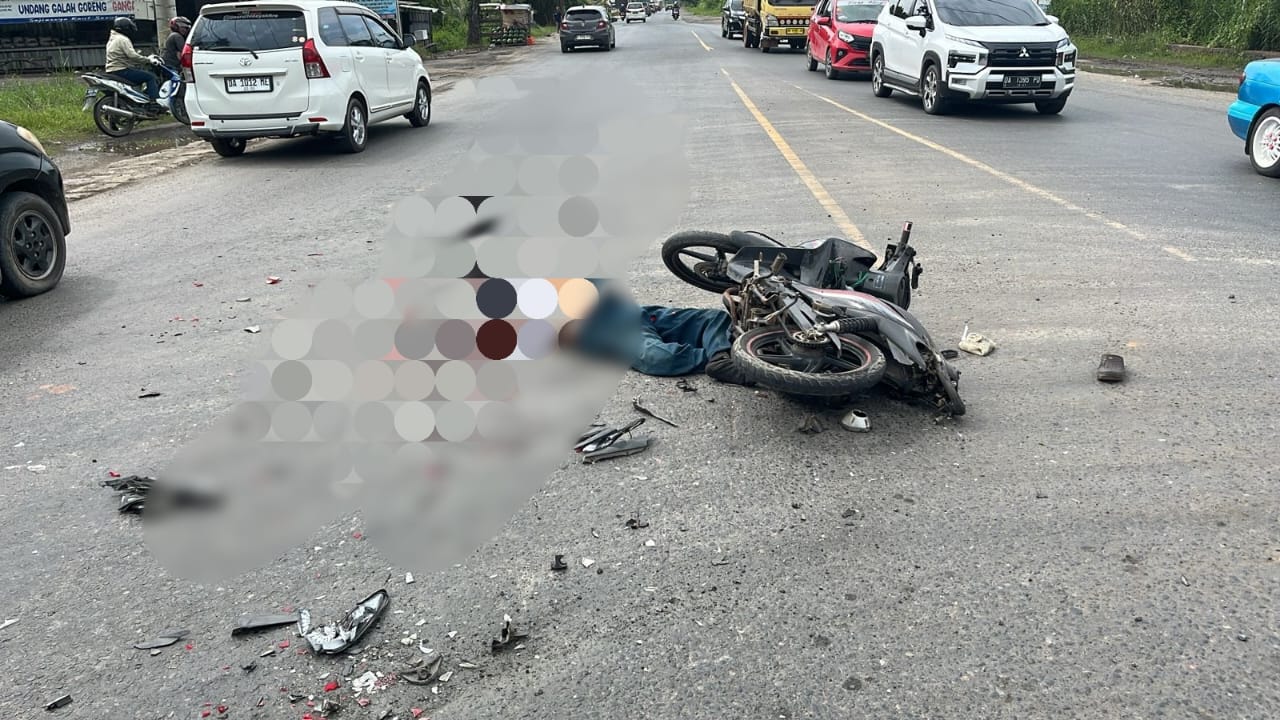 TERGELETAK: Pemotor dari HSU tewas usai mengalami kecelakaan di Handil Bakti Batola.