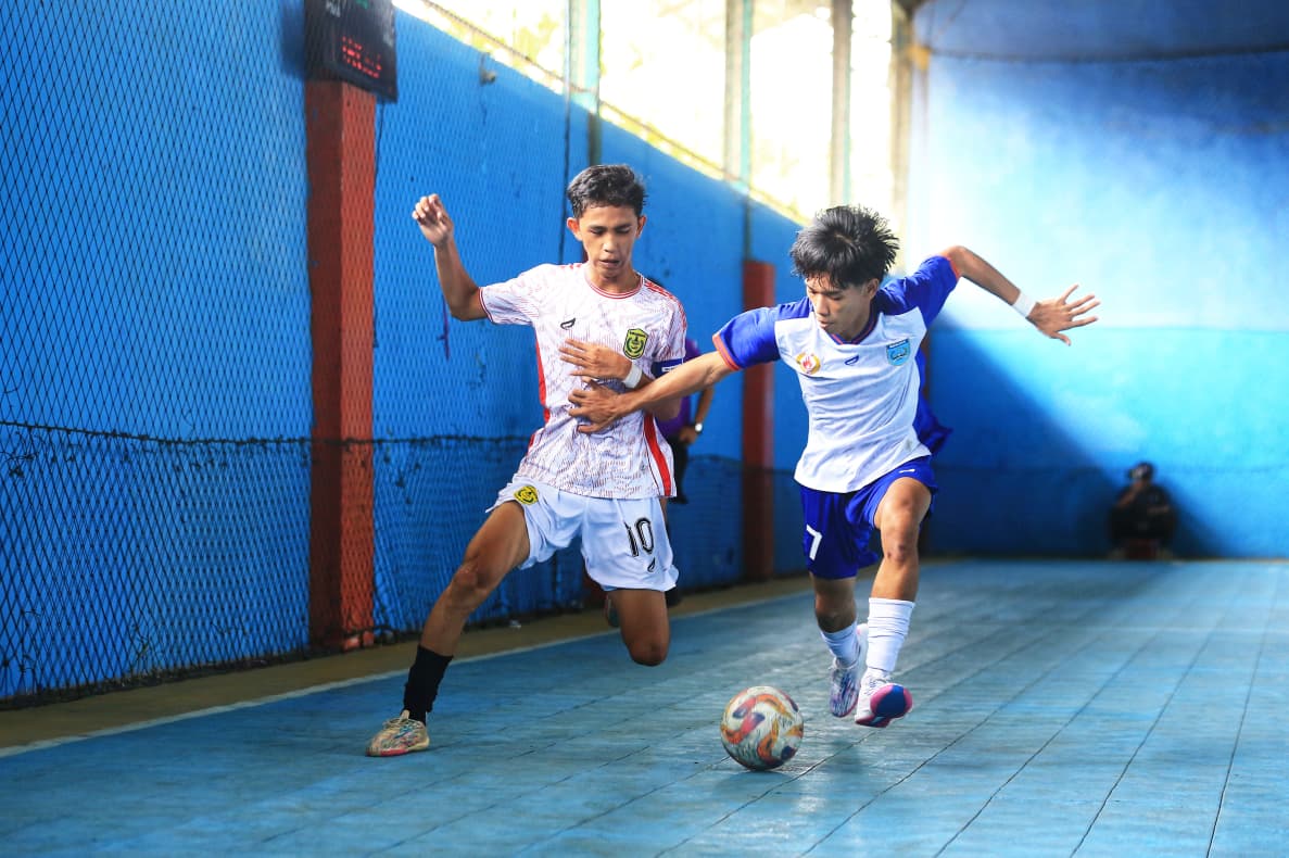 KE SEMIFINAL: Pemain futsal Kota Banjarmasin melakukan serangan ke lini pertahanan Kabupaten Banjar dalam laga perempat final Porprov XII Kalsel 2025 di Bati-Bati, Senin (10/11/2025).