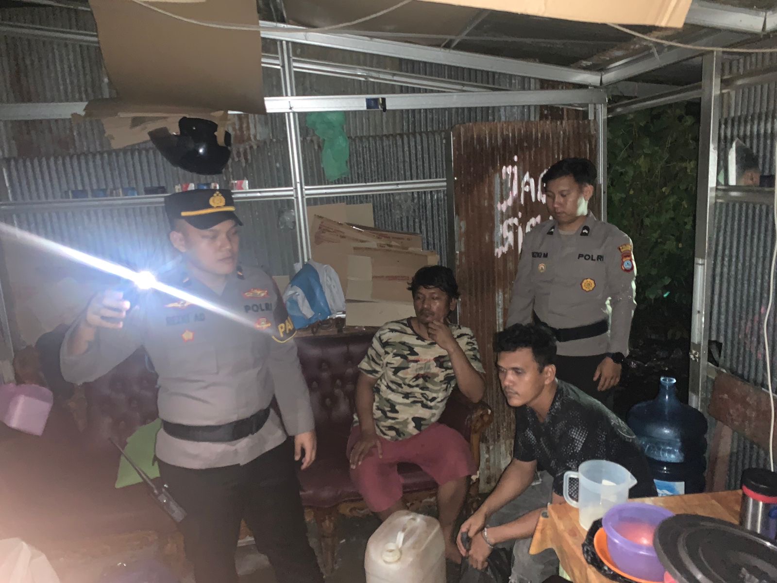 Petugas Polres Banjarbaru memeriksa penjual tuak yang kerap meresahkan masyarakat Karang Rejo.
