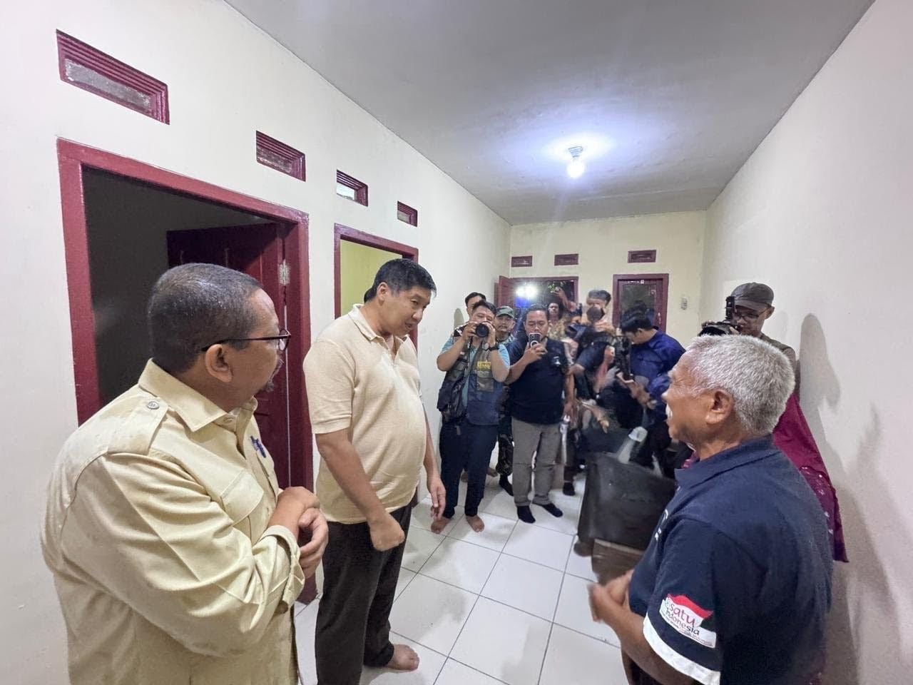 DIALOG: Menteri Perumahan dan Kawasan Permukiman (PKP) Maruarar Sirait berdialog dengan penerima manfaat Rumah Layak Huni di Desa Dawuhan, Kabupaten Banyumas, Jawa Tengah, pada Sabtu (8/11).