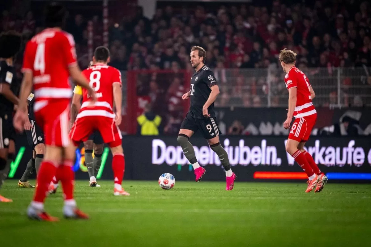 PENYELAMAT: Harry Kane (tengah) jadi penyelamat Bayern Munchen saat menghadapi Union Berlin, Sabtu (8/11).