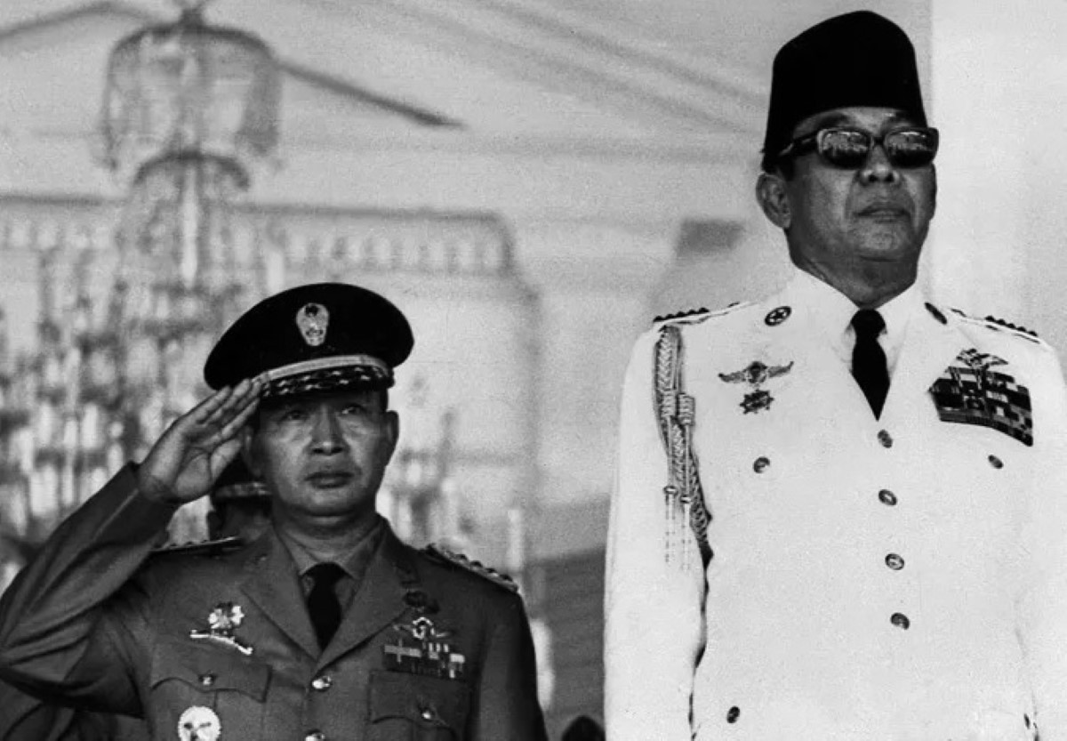 MASA MUDA: Potret Presiden Pertama RI Soekarno (kanan) didampingi Soeharto dalam sebuah acara kenegaraan di Istana Merdeka pada 1966.