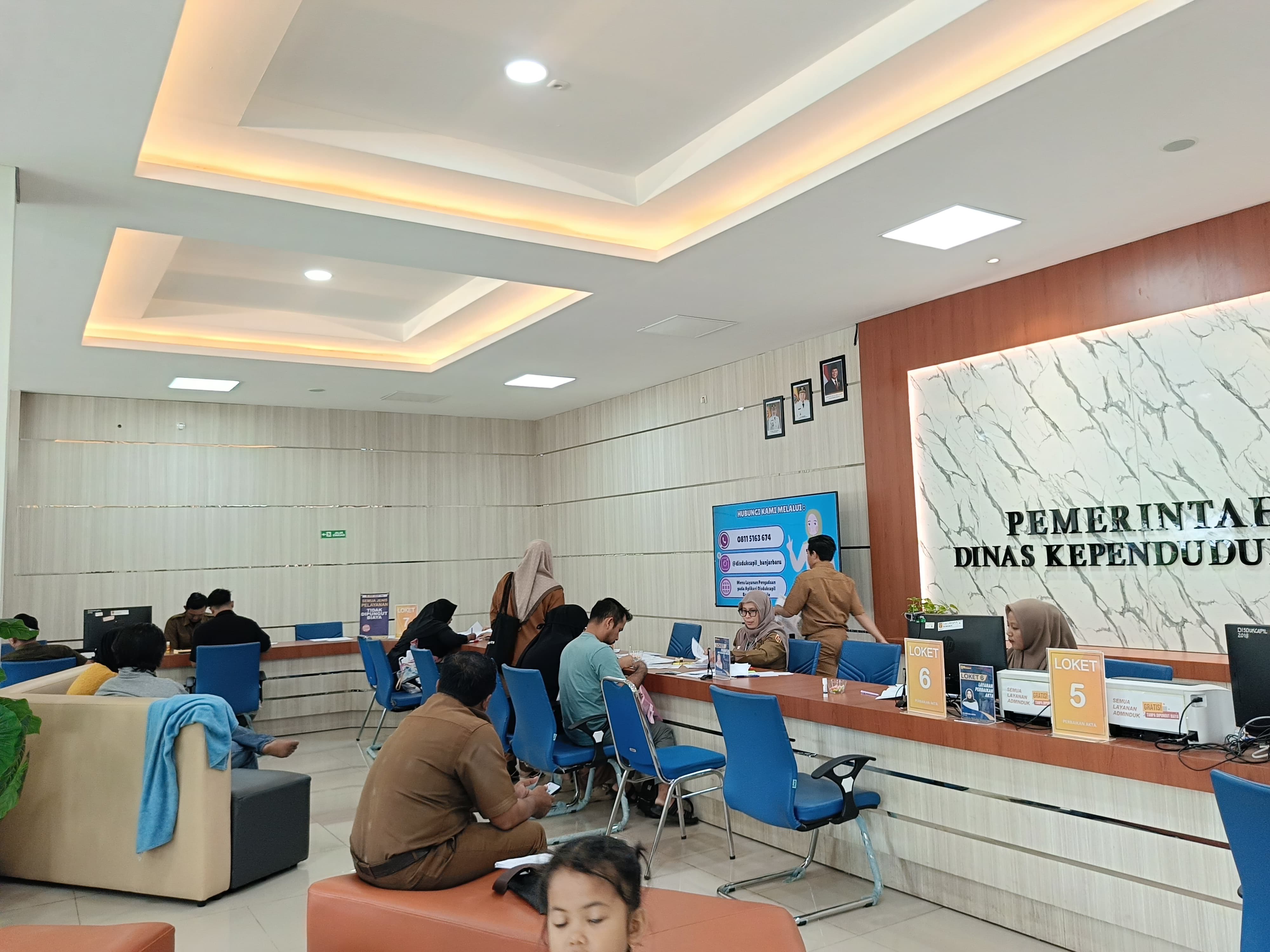 Kunjungan warga ke kantor Disdukcapil Banjarbaru melonjak 100 persen setelah gangguan layanan online.