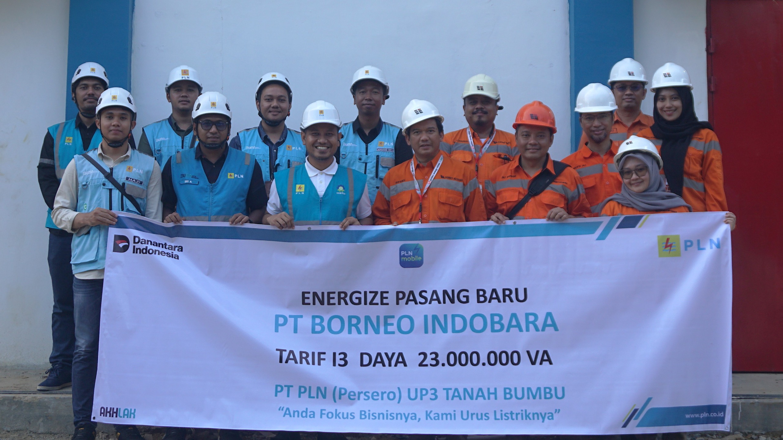 FOTO BERSAMA:Manager PLN UP3 Tanah Bumbu, Suryadharma dan tim PLN bersama pihak PT BIB di depan gardu listrik yang menyuplai kebutuhan operasional PT BIB.