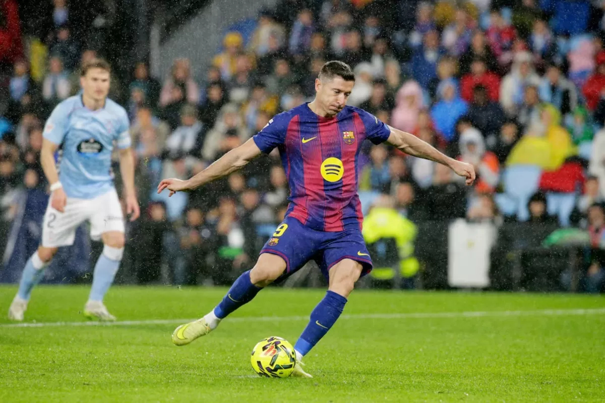 HAT-TRICK: Robert Lewandowski buka hattrick-nya dengan gol penalti ke gawang Celta Vigo, Senin (10/11).