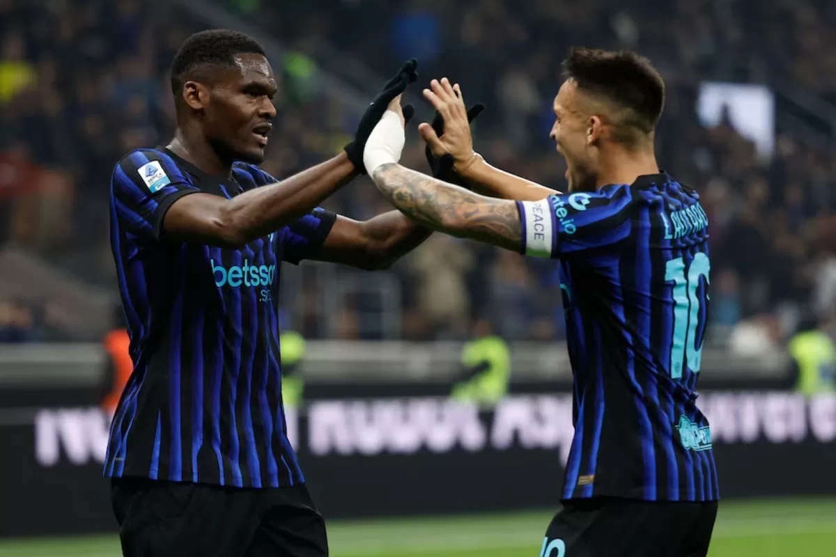 MENCETAK GOL: Duo Ange-Yoan Bonny (kiri) dan Lautaro Martinez yang mencetak gol ke gawang Lazio, Senin (10/11). (Reuters)