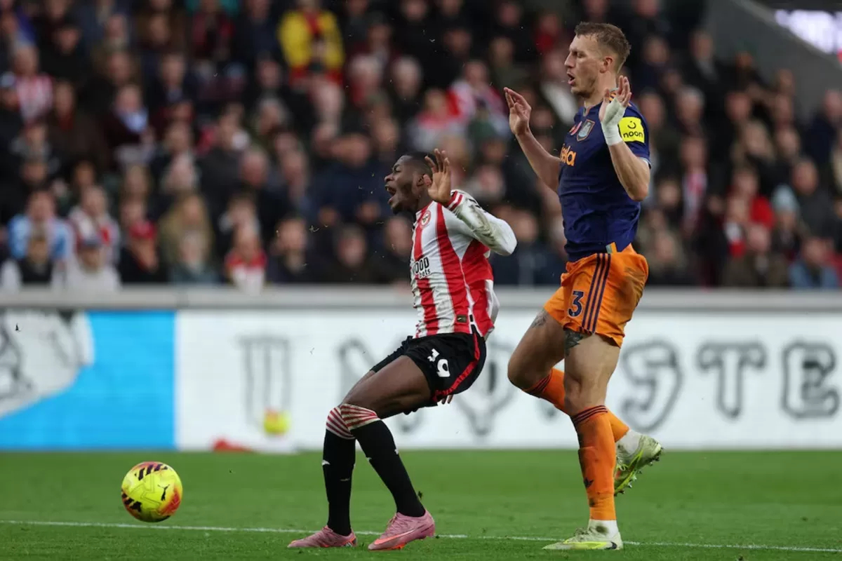 PELANGGARAN: Dan Burn (Newcaslte) melakukan pelanggaran kepada Dango Ouattara (Brentford) yang menyebabkan penalti dan kartu merah.