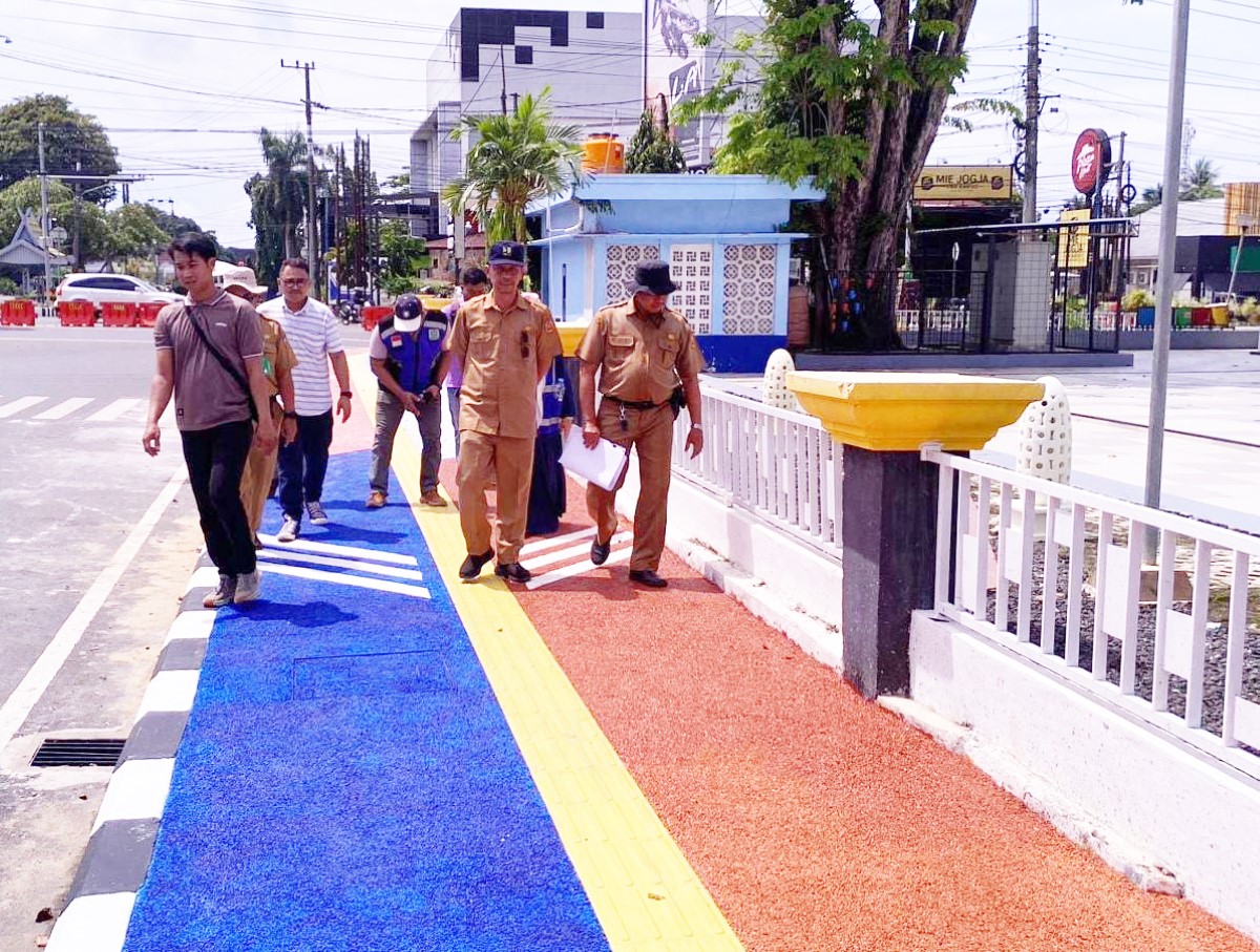RAMPUNG: Trotoar di kawasan Taman Van Der Pijl Banjarbaru dipastikan sudah rampung, Senin (10/11).