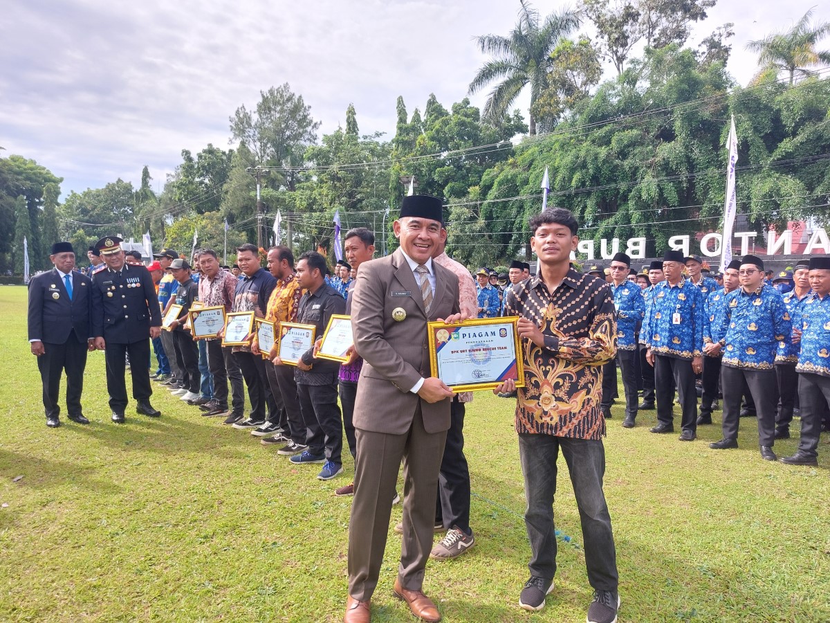 PENGHARGAAN: Bupati Tala H Rahmat Trianto ketika menyerahkan piagam penghargaan kepada BPK di Kabupaten Tala pada Upacara Peringatan Hari Pahlawan 2025