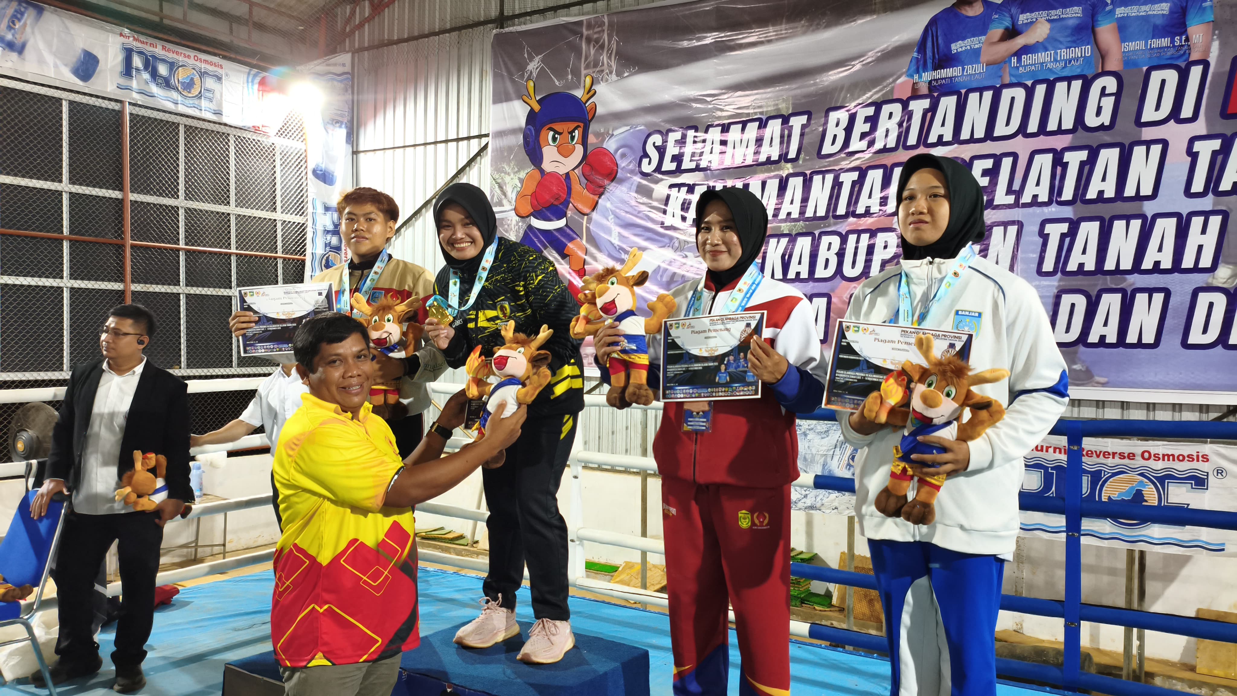 MENYERAHKAN: Ketua KONI HST, Yajid Fahmi menyerahkan medali untuk atlet Muaythai HST. (Foto: KONI untuk Radar Banjarmasin)