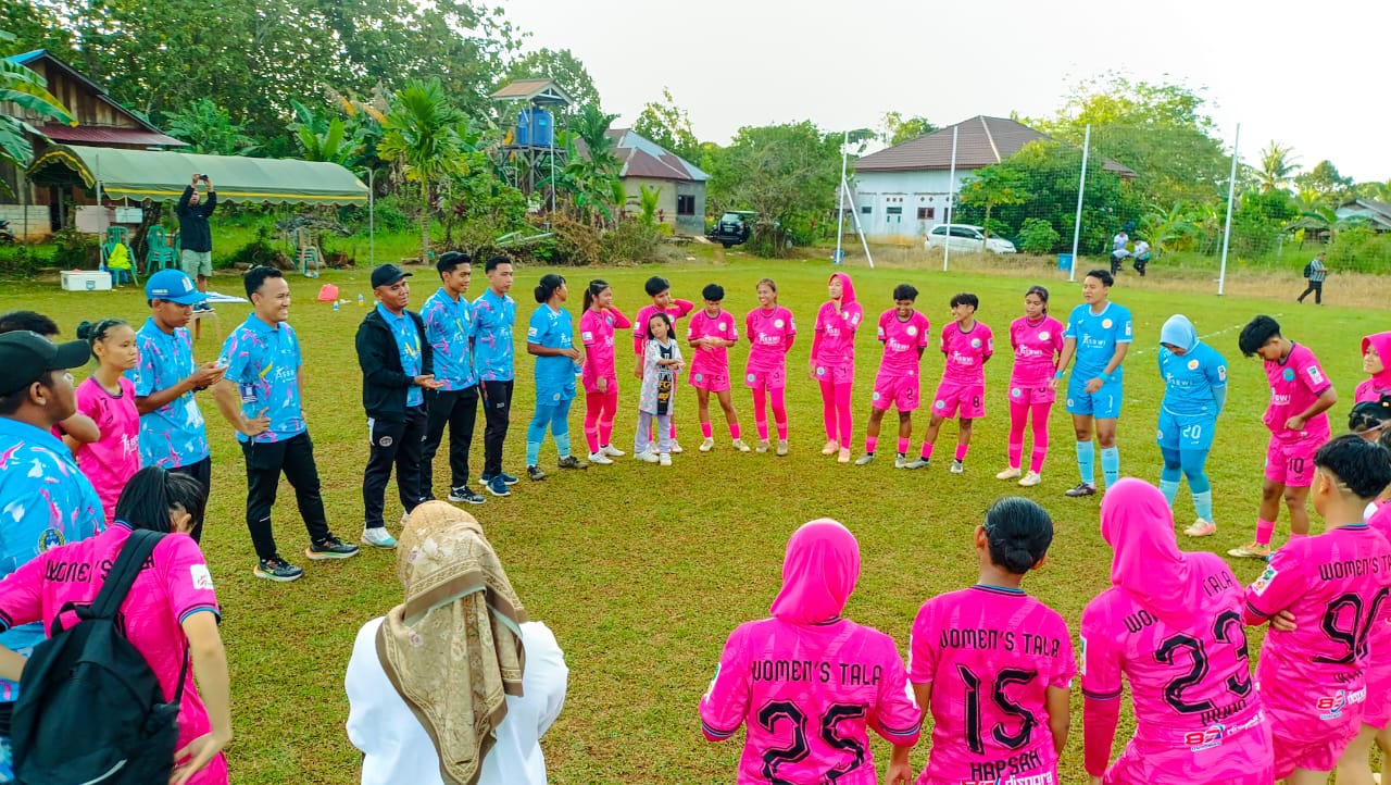IMPRESIF : Tim Sepak Bola Putri Tanah Laut (Tala) foto bersama usai laga melawan Banjarbaru di ajang Porprov XII Kalsel. (Foto : Dedi untuk Radar Banjarmasin)