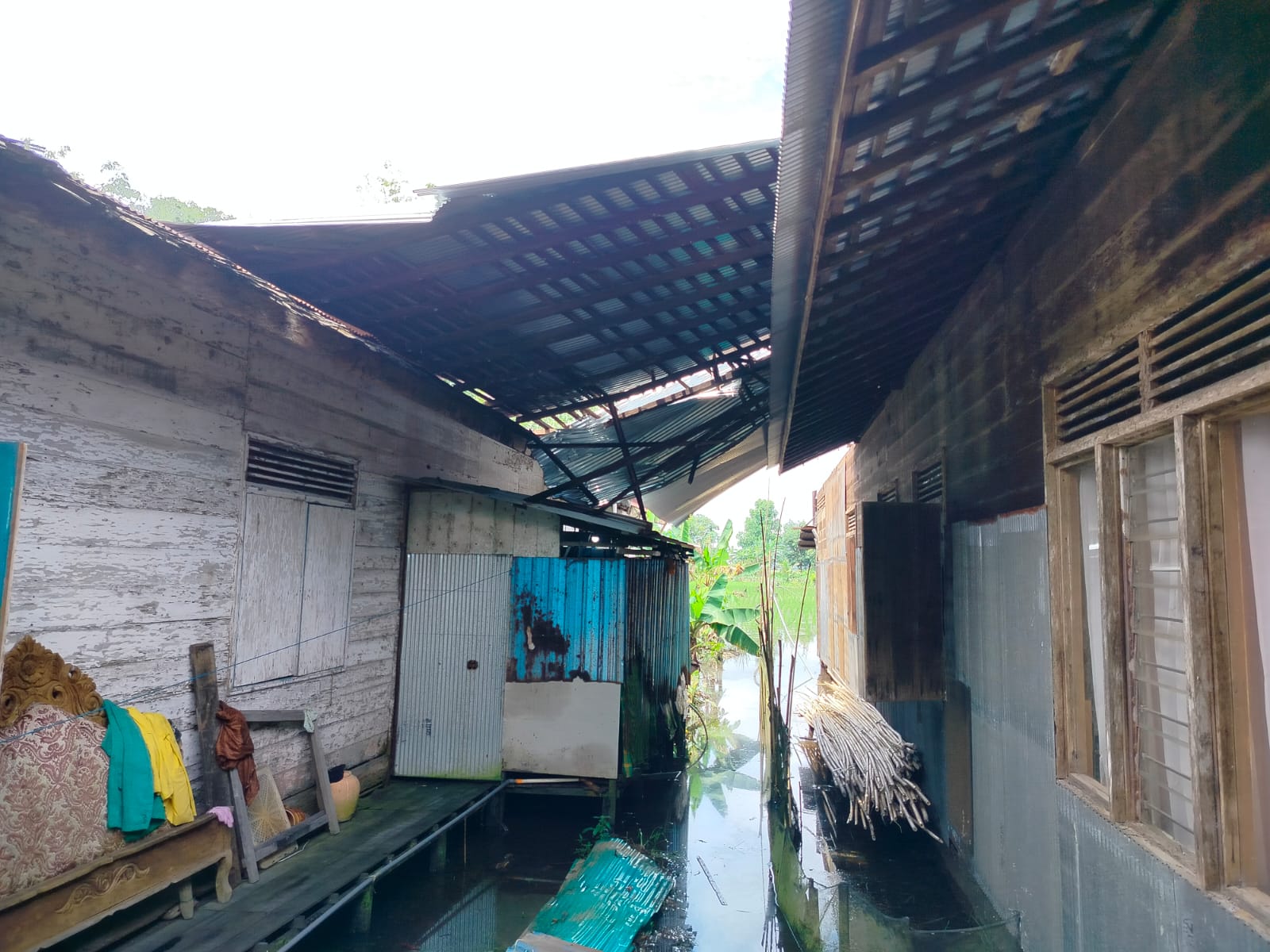TERKOYAK: Atap rumah milik Saiful terbuka dan menimpa rumah tetangga sebelahnya.