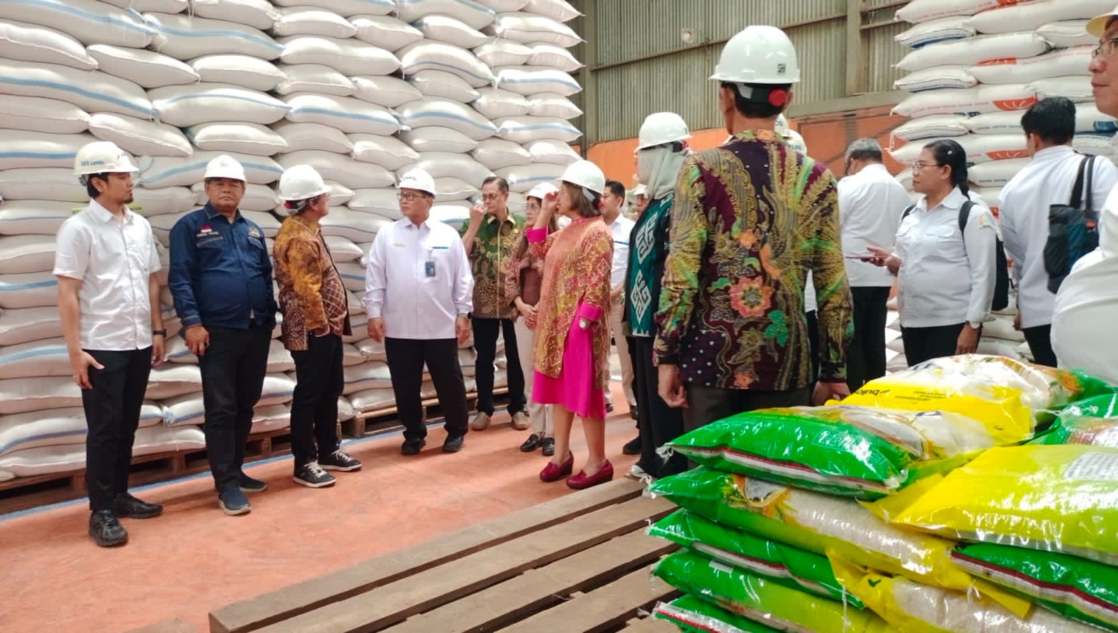 BANYAK STOK:Pasokan beras sisa impor yang tersimpan di Gudang Bulog Kalsel di Landasan Ulin Banjarbaru saat dicek Komite II DPD RI, Senin (10/11/2025).