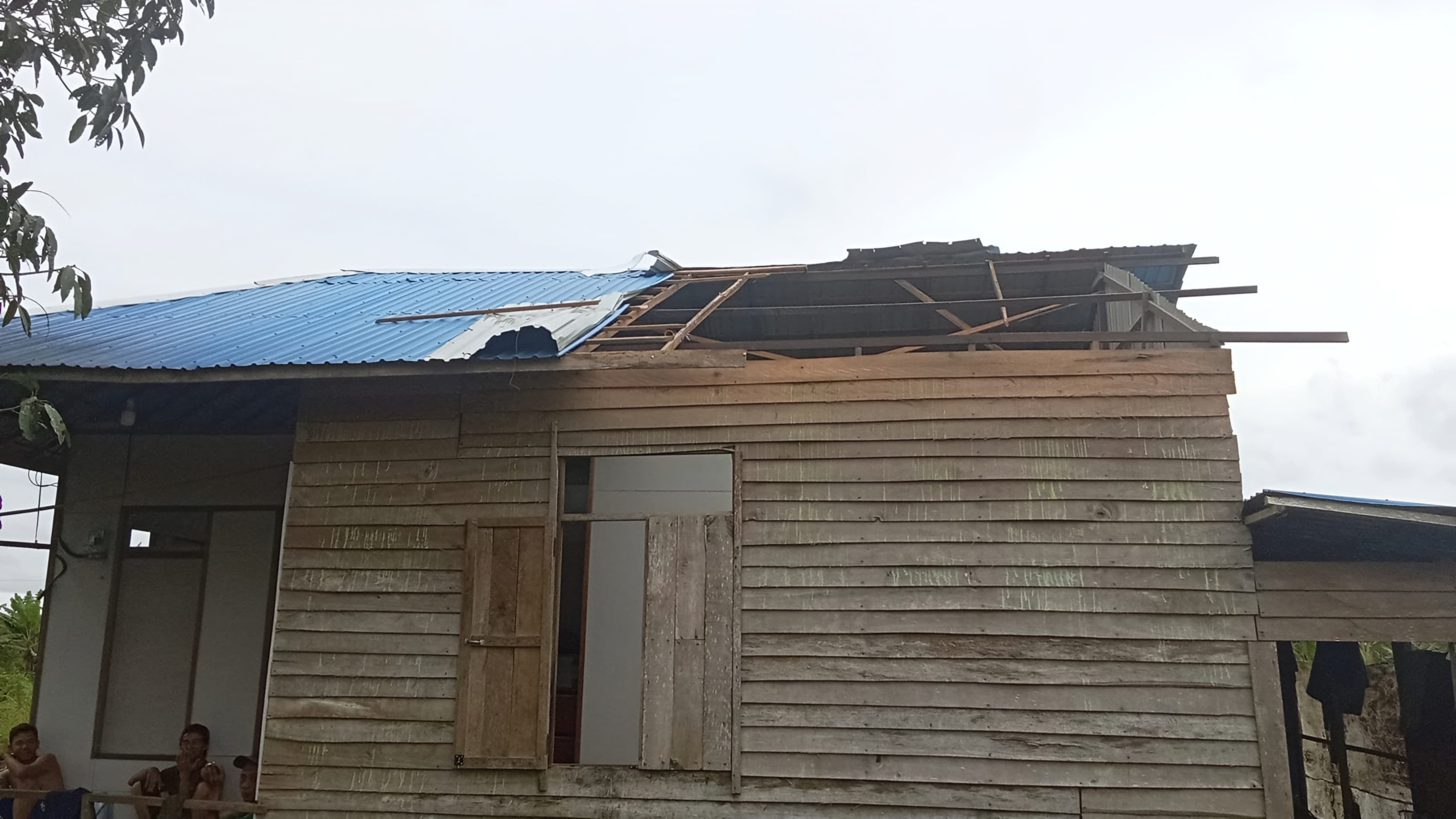 Kondisi rumah warga di Desa Keliling Benteng Tengah yang rusak diterjang angin kencang pada Sabtu (8/11/2025) malam lalu (Foto: BPBD Banjar untuk Radar Banjarmasin)