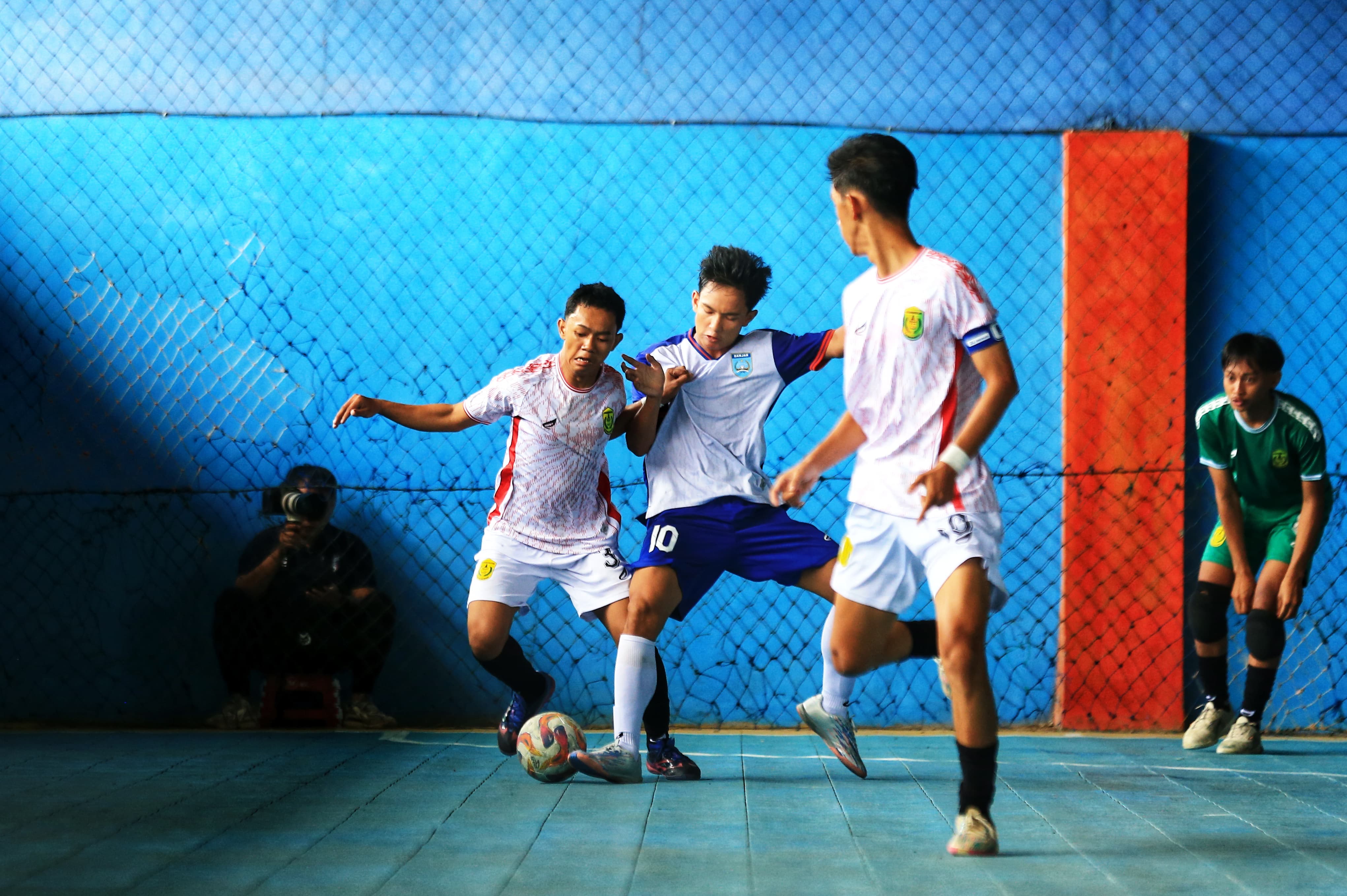Pertandingan sengit cabang olahraga futsal Porprov XII Kalsel 2025 di Lapangan Istana Futsal, Bati-Bati, menjadi ajang pemantauan bagi AFP Kalsel dalam menjaring pemain potensial menuju Pra PON. (M Id