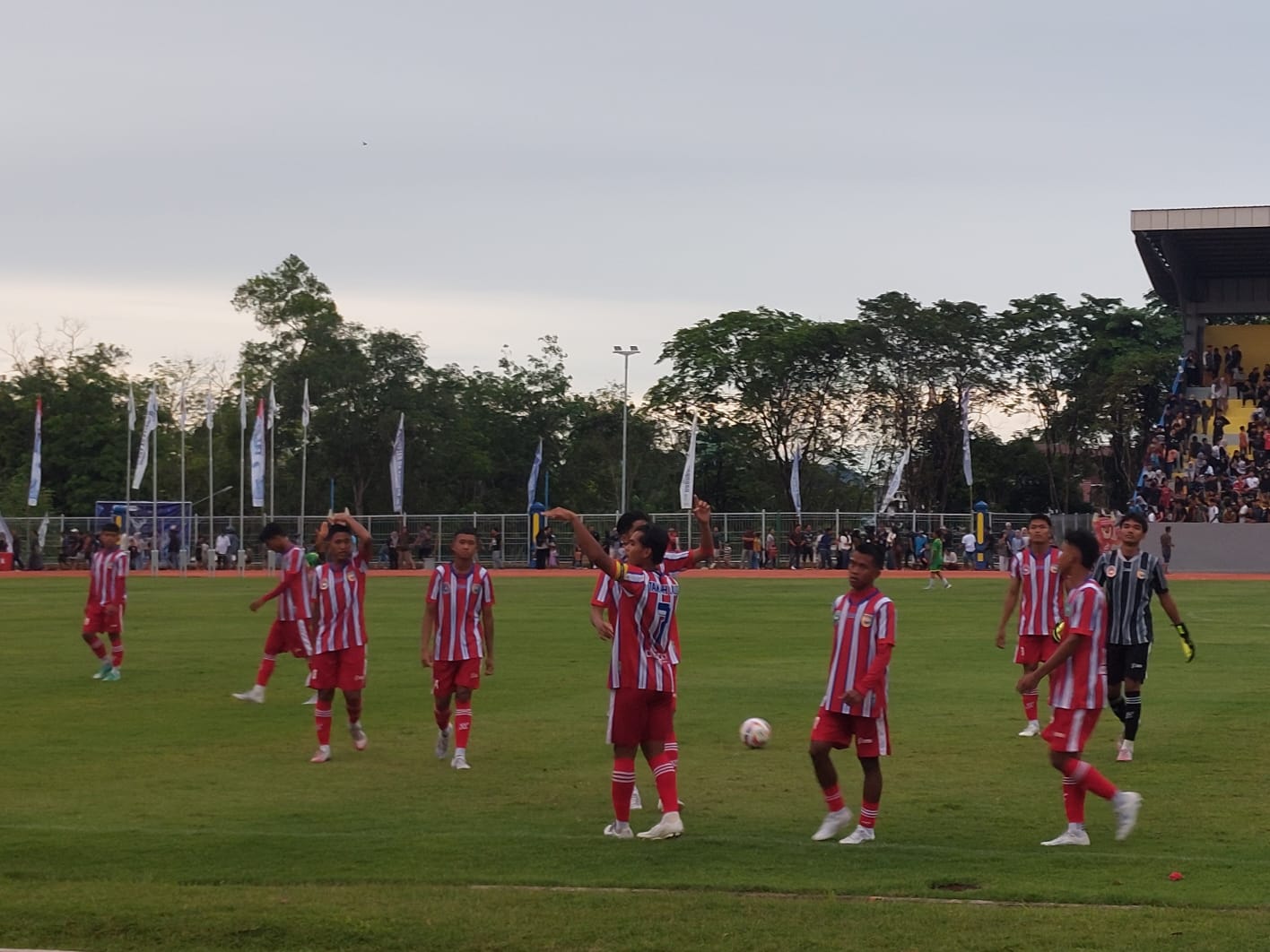BAKAL SENGIT : Tim sepak bola putra Tanah Laut (Tala) saat berdiskusi pada laga melawan Tabalong pada Minggu (9/11). (Foto : Norsalim Yahya/Radar Banjarmasin)