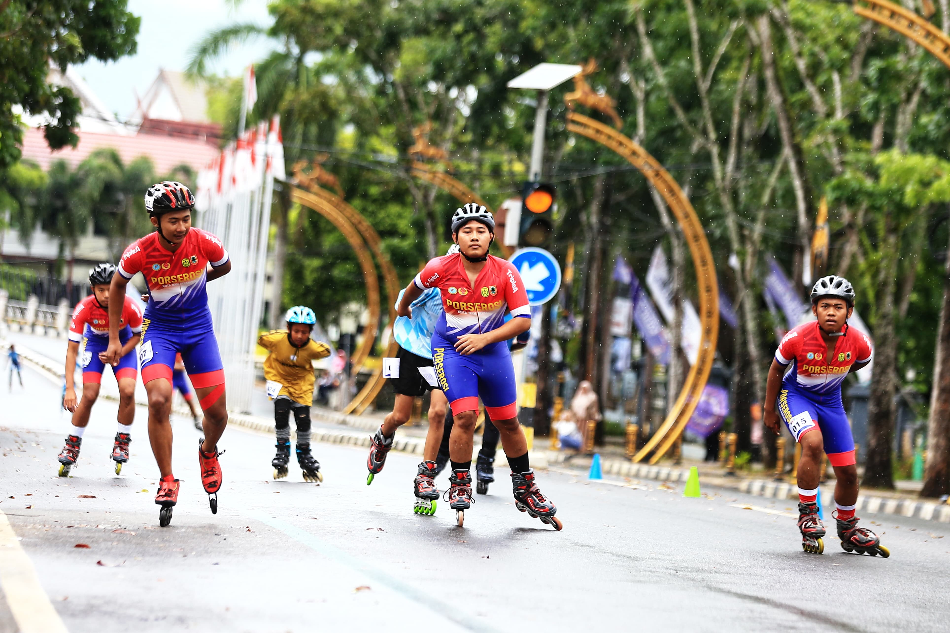 Atlet sepatu roda Kota Banjarmasin melaju di lintasan Porprov XII Kalsel 2025 di Tanah Laut. Mereka sukses menyabet gelar juara umum, menorehkan prestasi gemilang bagi PORSEROSI Banjarmasin. (M Idris