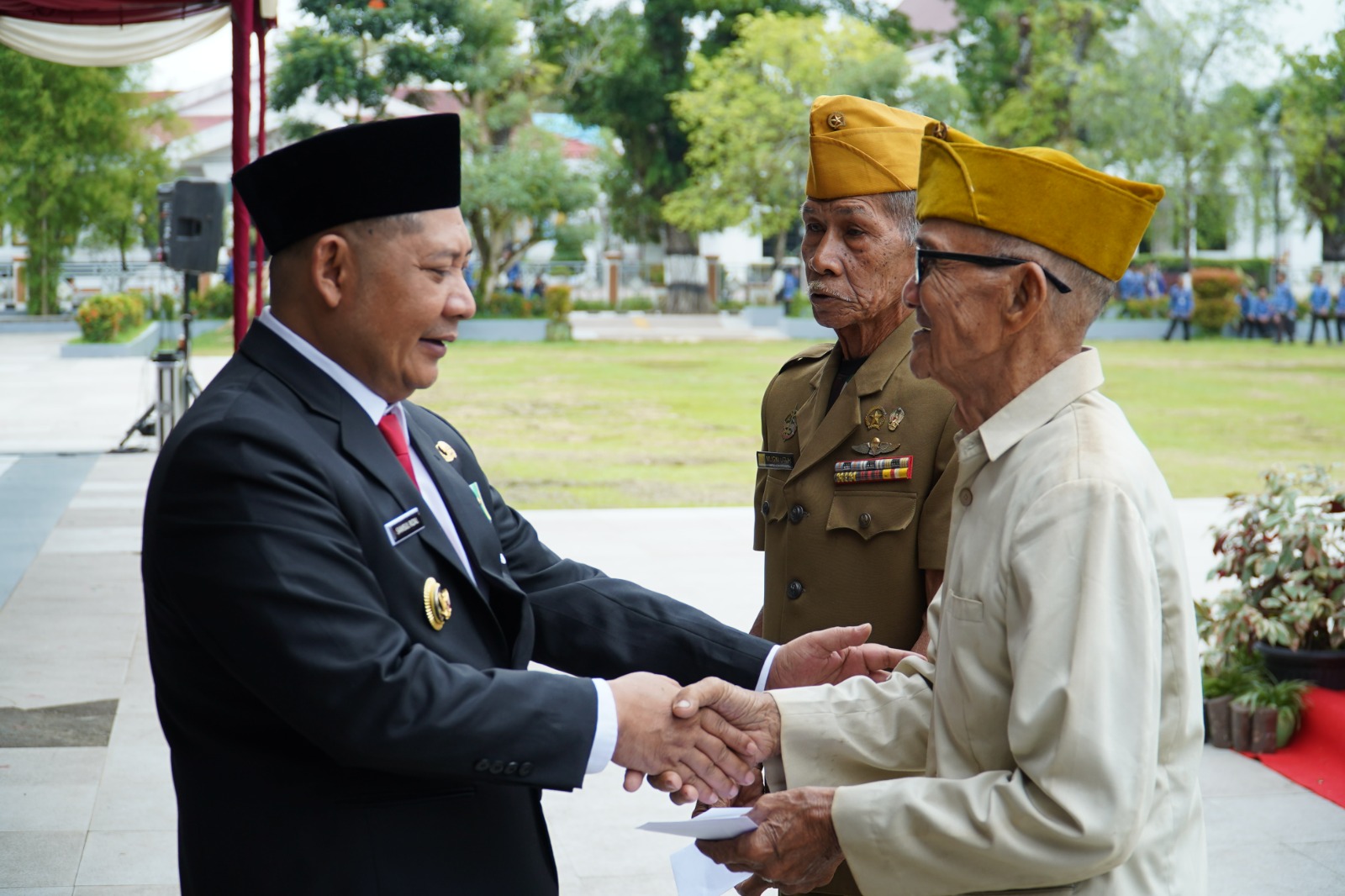 PEJUANG:Bupati HST Samsul Rizal memberikan tali asih kepada veteran di HST.