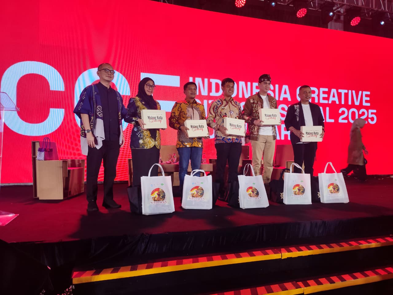 KENANG-KENANGAN:Perwakilan panitia ICCF 2025 menyerahkan cenderamata kepada Wali Kota Banjarbaru, Hj Erna Lisa Halaby usai sesi konferensi di Malang Creative Center, Sabtu (8/11/2025).