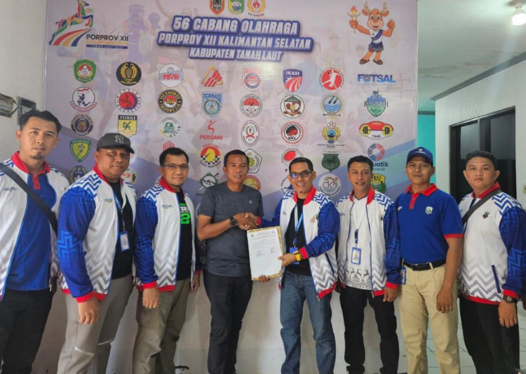 Para pengurus KONI dan Kontingen Basket Kotabaru saat melayangkan surat protes ke panitia Porprov Kalsel.