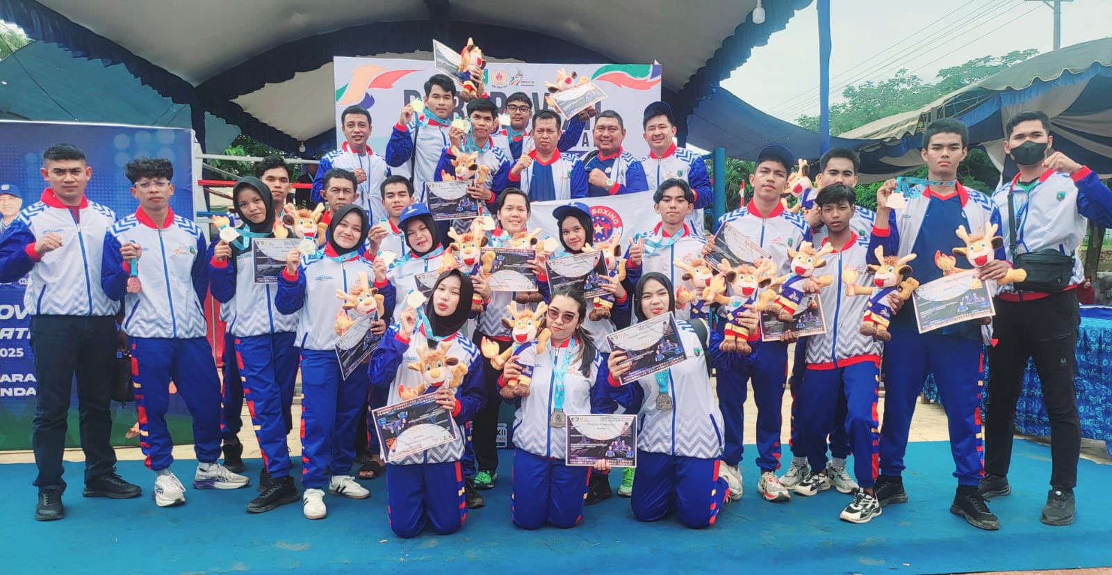 SENANG: Para atlet Kick Boxing Kotabaru pamer medali yang diraihnya di Porprov Kalsel Xll di Tanah Laut.
