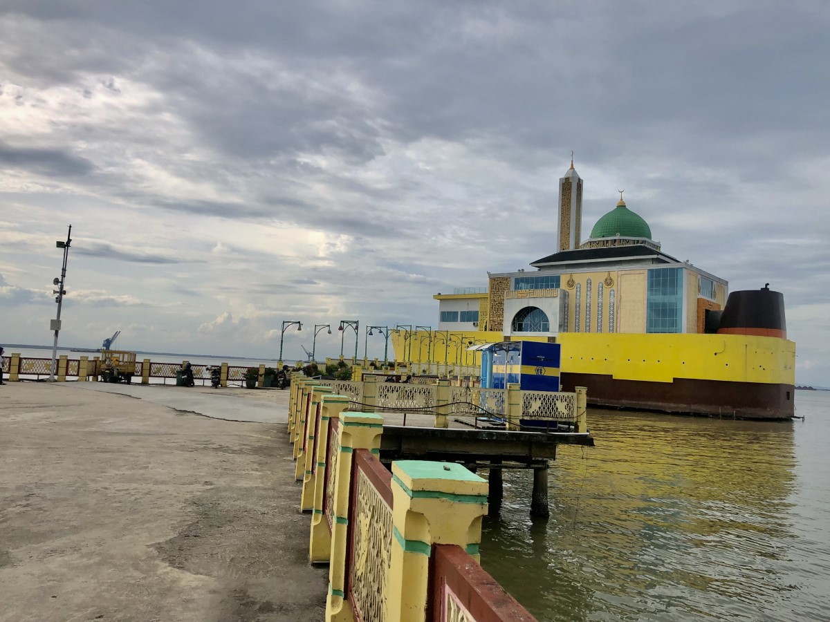 SPOT FAVORIT: Suasana Siring Laut Kotabaru yang sering didatangi pemancing bila malam hari.