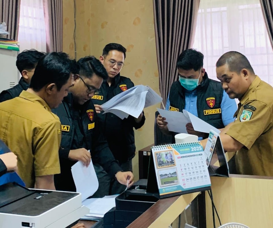 Tim Kejaksaan Negeri Balangan melakukan penggeledahan di Kantor Disporapar, Selasa (11/11/2025).