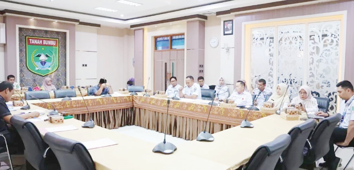 RAKER: Komisi II DPRD Tanah Bumbu saat rapat kerja bersama PT Air Minum Bersujud membahas pemerataan layanan air bersih.