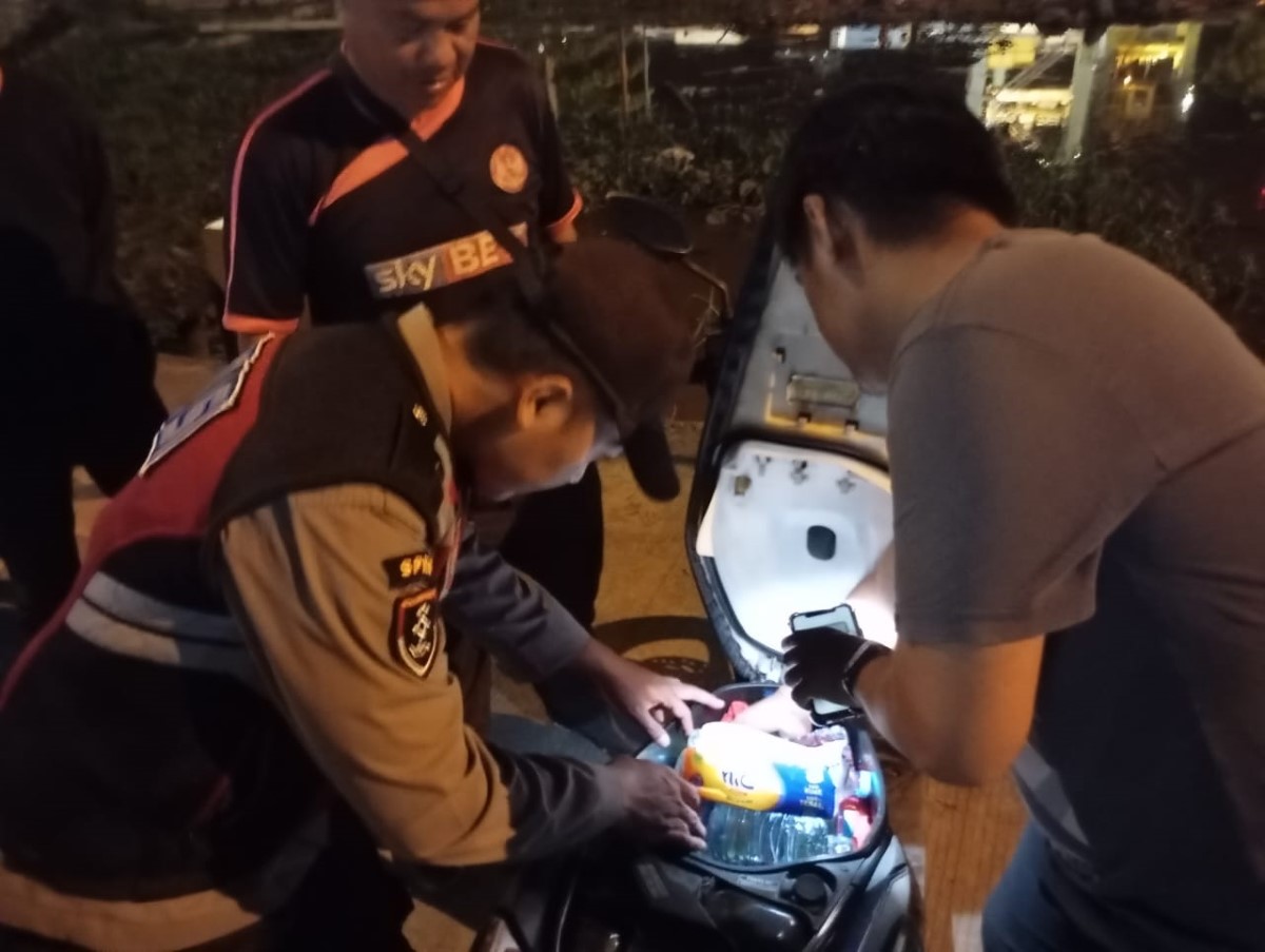ANTISIPASI: Polisi memeriksa sejumlah orang yang berada di kawasan Pelabuhan Trisakti.