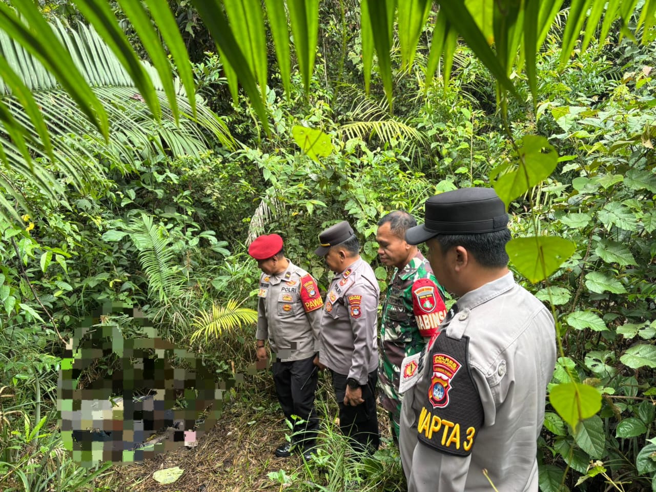 OLAH TKP: Jajaran Satreskrim Polres Tabalong memeriksa lokasi kejadian temuan mayat.