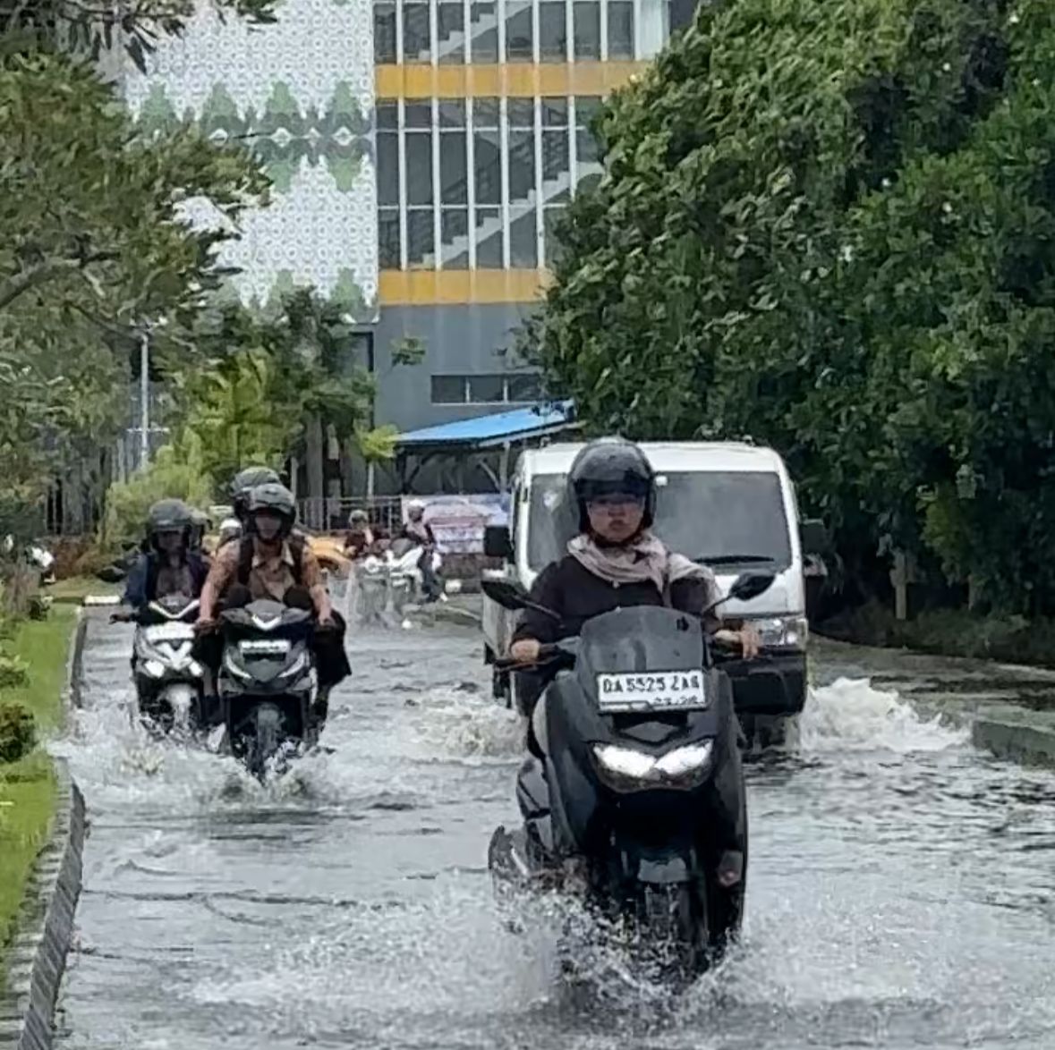 TERGENANG: Jalan tergenang di lingkungan ULM Banjarmasin, Rabu (12/11).