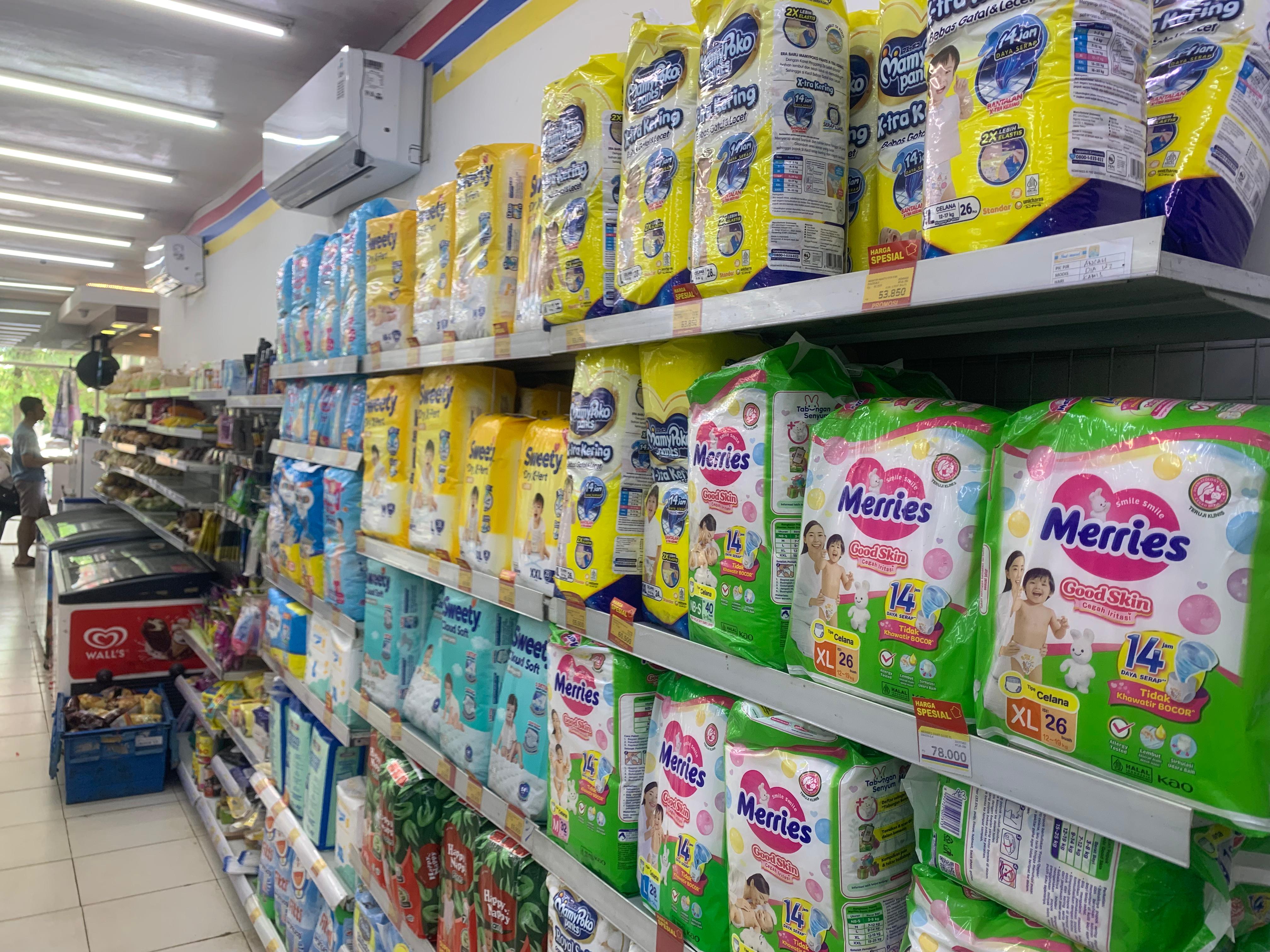 KENAI CUKAI: Deretan popok sekali pakai terpajang di rak minimarket Batulicin, Rabu (12/11). Pemerintah berencana mengenakan cukai pada produk ini. (Foto: Zulqarnain/Radar Banjarmasin)
