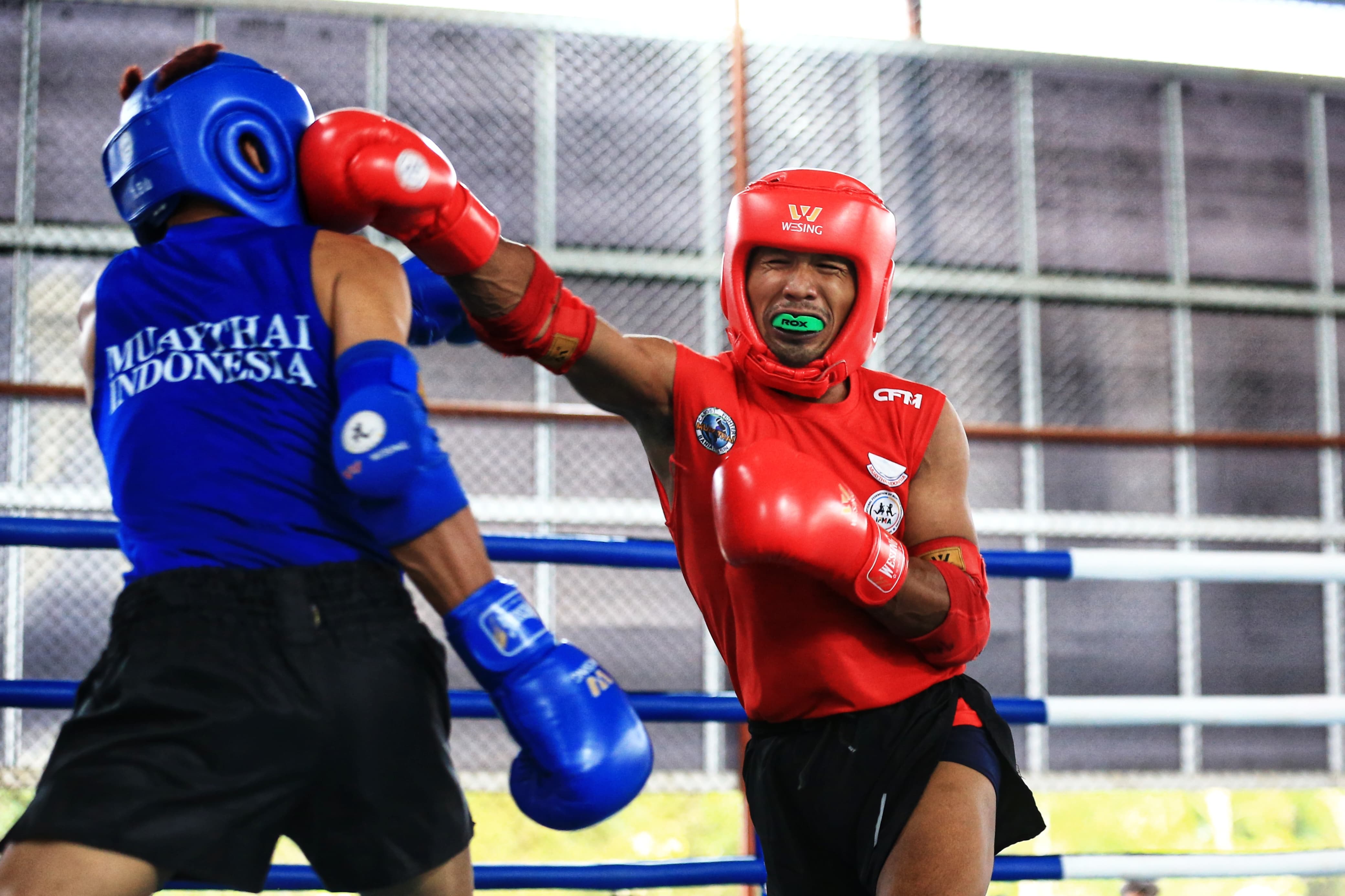 PUKULAN: Atlet Muaythai Kota Banjarmasin melepaskan pukulan ke arah lawan dalam laga final Porprov XII Kalsel 2025. (M Idris Jian Sidik)