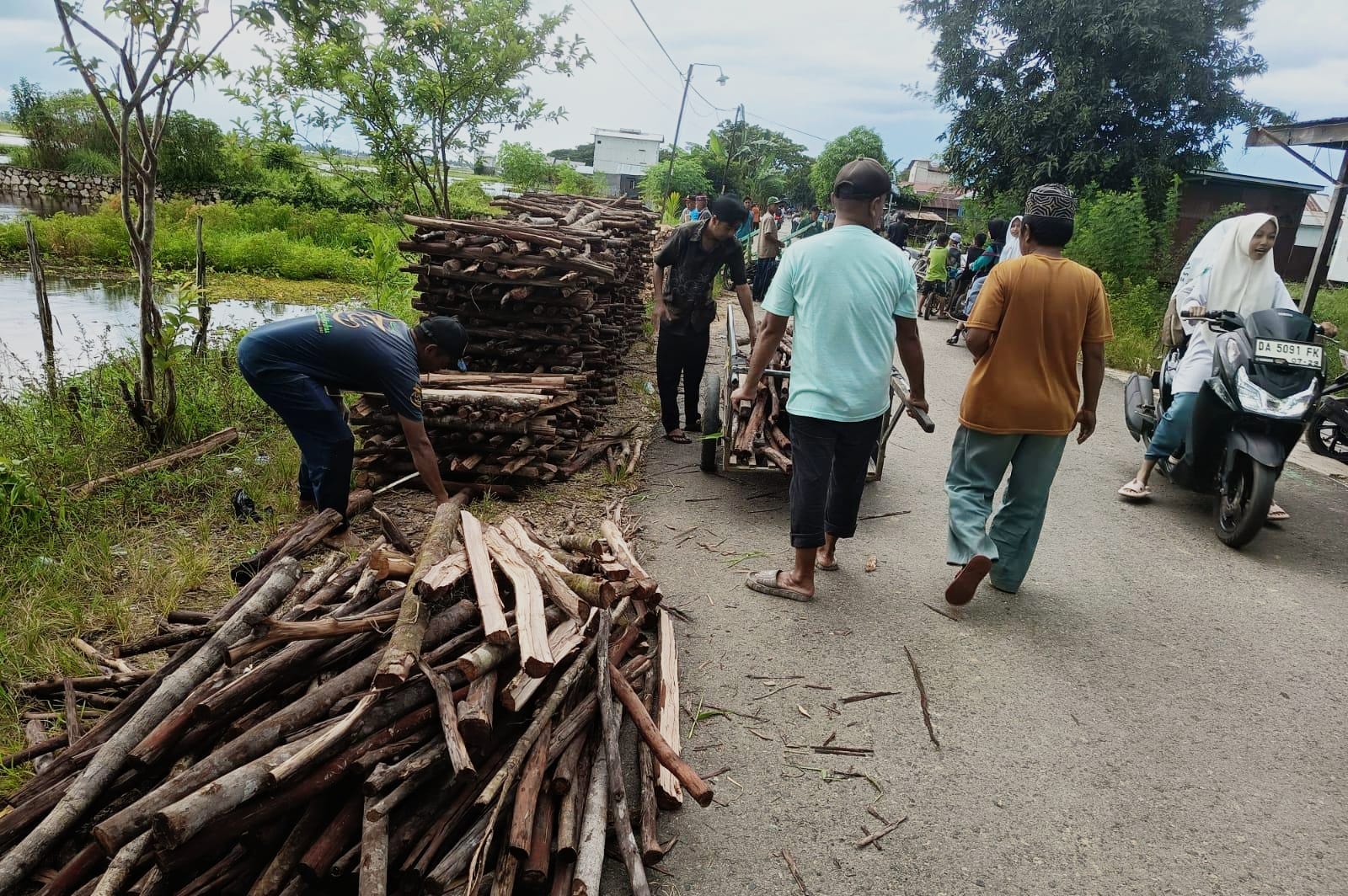 MENYAMBUT: Warga Desa Jingah Bujur Kecamatan Haur Gading kedatangan bantuan kayu bakar dari Barito Timur, Provinsi Kalimantan Tengah untuk menyambut persiapan Haul Guru Sekumpul pada tahun 2026. (Foto