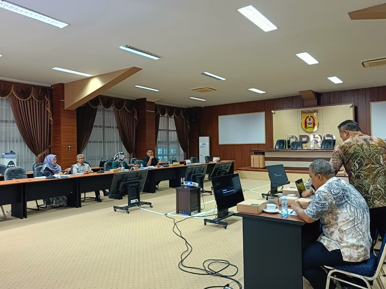RAPAT: Komisi I DPRD Banjarbaru bersama BKPSDM rapat membahas soal kepastian tenaga non ASN Banjarbaru. (Sheilla/Radar Banjarmasin)