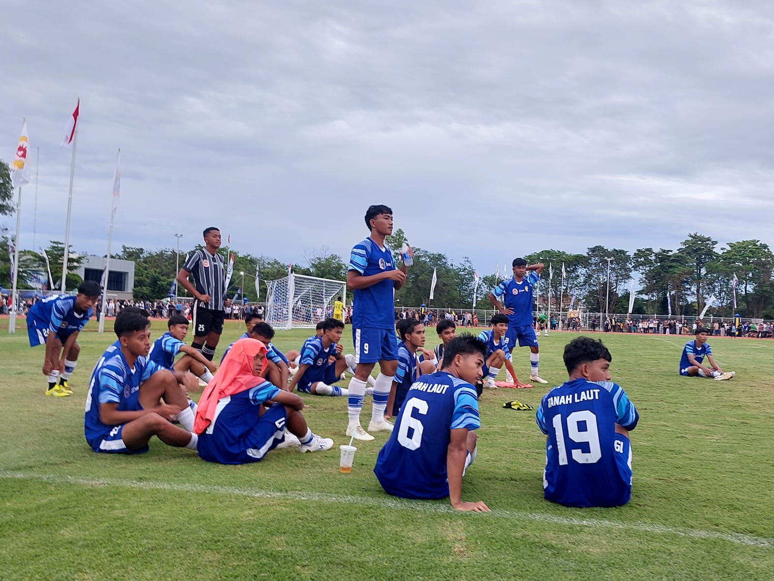 FINAL : Tim Sepak Bola Putra Tanah Laut (Tala) berdiskusi usai laga melawan Kabupaten Banjar pada Selasa (11/11) sore. (Foto : Norsalim Yahya/Radar Banjarmasin).
