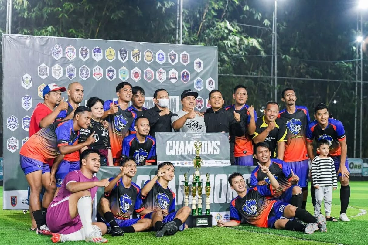 Owner Munthe FC, Andy Munthe (tengah), bersama bersama tim binaannya. Turnamen mini soccer Munthe Cup Season bergengsi ini akan berlangsung di Alwiesta Mini Soccer Arena, Kotabaru, pada 21&ndash;23 November