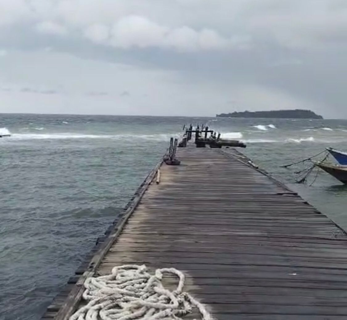 ANGIN KENCANG: kondisi laut Pulau Sembilan yang dipantau dari darat.  Foto: Polsek Pulau Sembilan untuk Radar Banjarmasin.