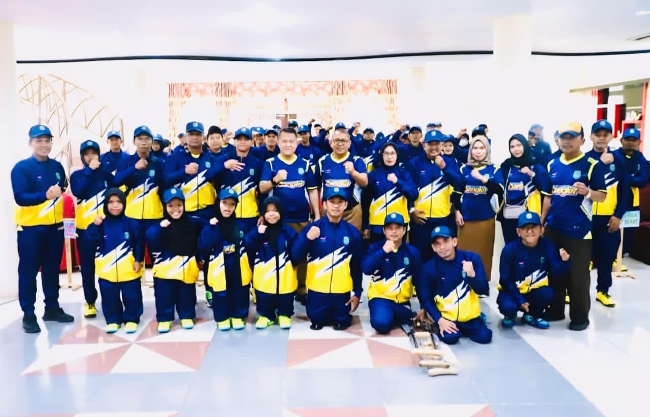 MENUJU PEPARPROV: Sekda Kabupaten Hulu Sungai Utara (HSU), H Adi Lesmana mewakili Bupati HSU, H Sahrujani foto bersama dengan kontingen atlet NPC HSU di Mess Negara Dipa.Foto:Pemkab HSU