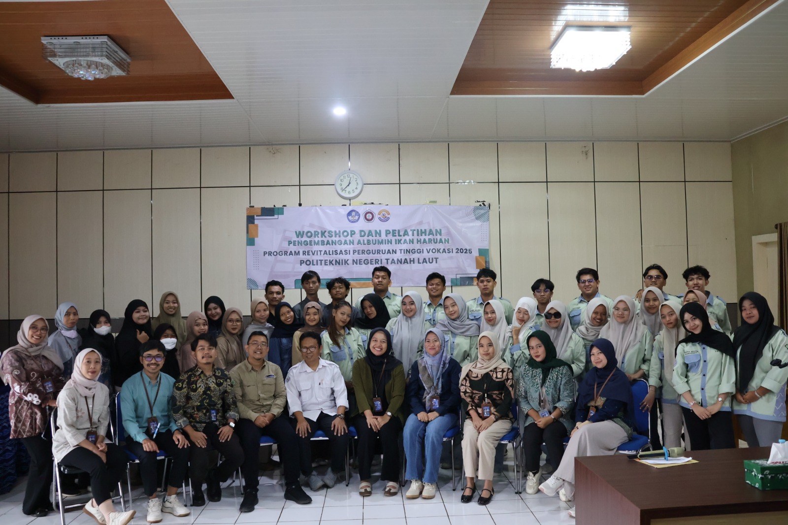 SINERGI:Para mahasiswa dan tenaga laboratorium Politala foto bersama usai kegiatan Workshop dan Pelatihan Pengembangan Albumin dari Ikan Haruan di Balai Perikanan Budidaya Air Tawar (BPBAT) Mandiangin