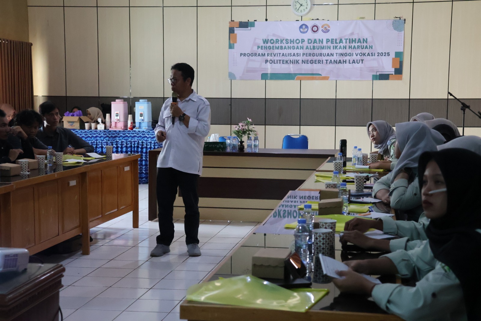 PAPARAN:Akhmad Rivai, personel Balai Perikanan Budidaya Air Tawar (BPBAT) Mandiangin menjelaskan Pengembangan Hilirisasi Ikan Gabus Haruan melalui Produksi Suplemen Albumin.