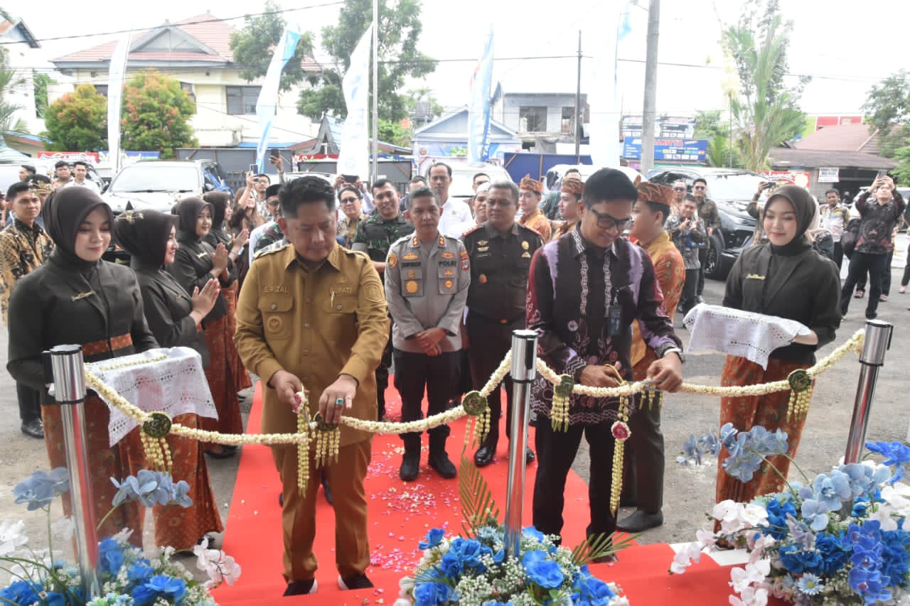 POTONG KEMBANG:Bupati Kabupaten HST, Samsul Rizal meresmikan Gedung BRI Cabang Barabai, Selasa (11/11/2025).