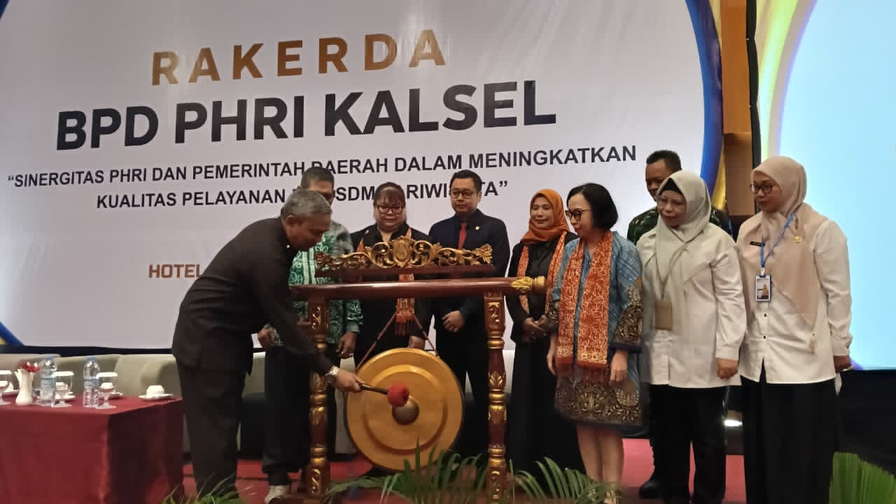 RAKERDA: Pembukaan Rakerda BPD PHRI Kalsel oleh Kepala Dinas Pariwisata Kalsel, H Iwan Fitriadi di Hotel Galaxy Banjarmasin, Rabu (12/11/2025).