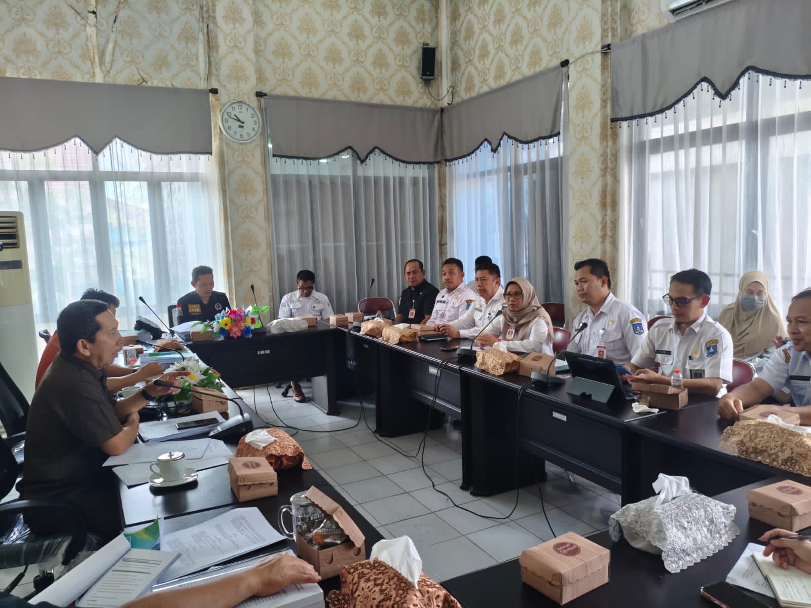 RAPAT:Komisi III DPRD Kabupaten HSS bersama eksekutif mengadakan rapat membahas Raperda RPPLH.