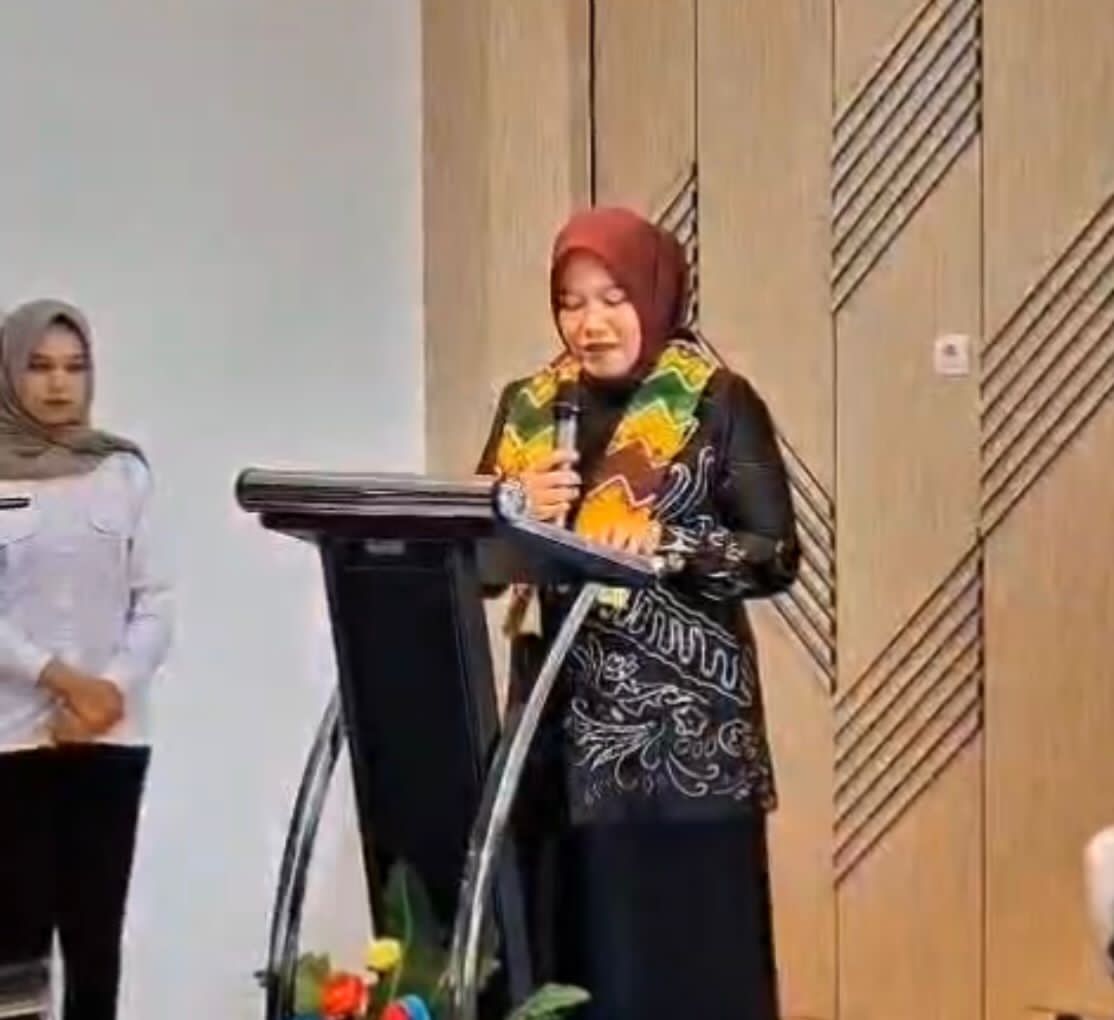 DIBUKA: Ketua TP PKK Kotabaru, Suci Annisa Rusli membuka pelatihan teknik pengolahan kerajinan berbasis pandan laut.