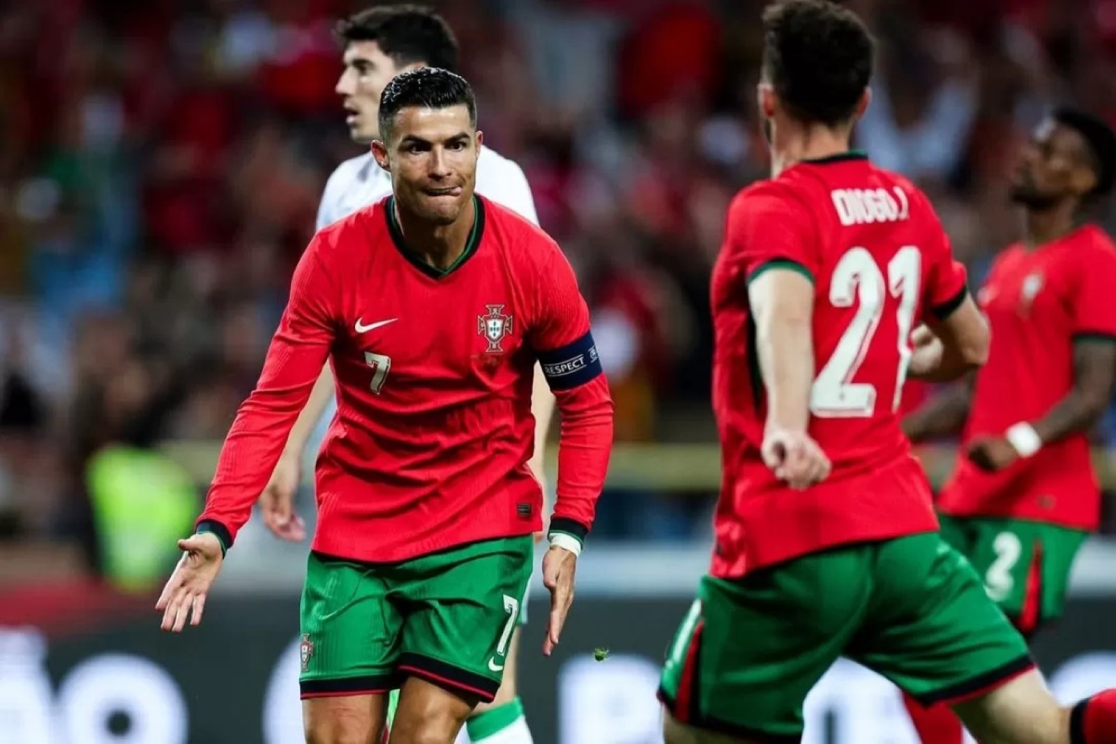 BERSAMA: Cristiano Ronaldo dan Diogo Jota saat masih bermain bersama di Timnas Portugal.